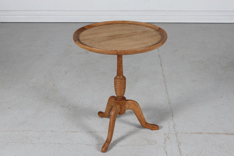 Danish Modern side table / pedestal table manufactured by Anton Kildebergs Møbelfabrik in the 1970's.

The side table is made from hand-turned solid oak.

Very nice vintage condition with patina.
 