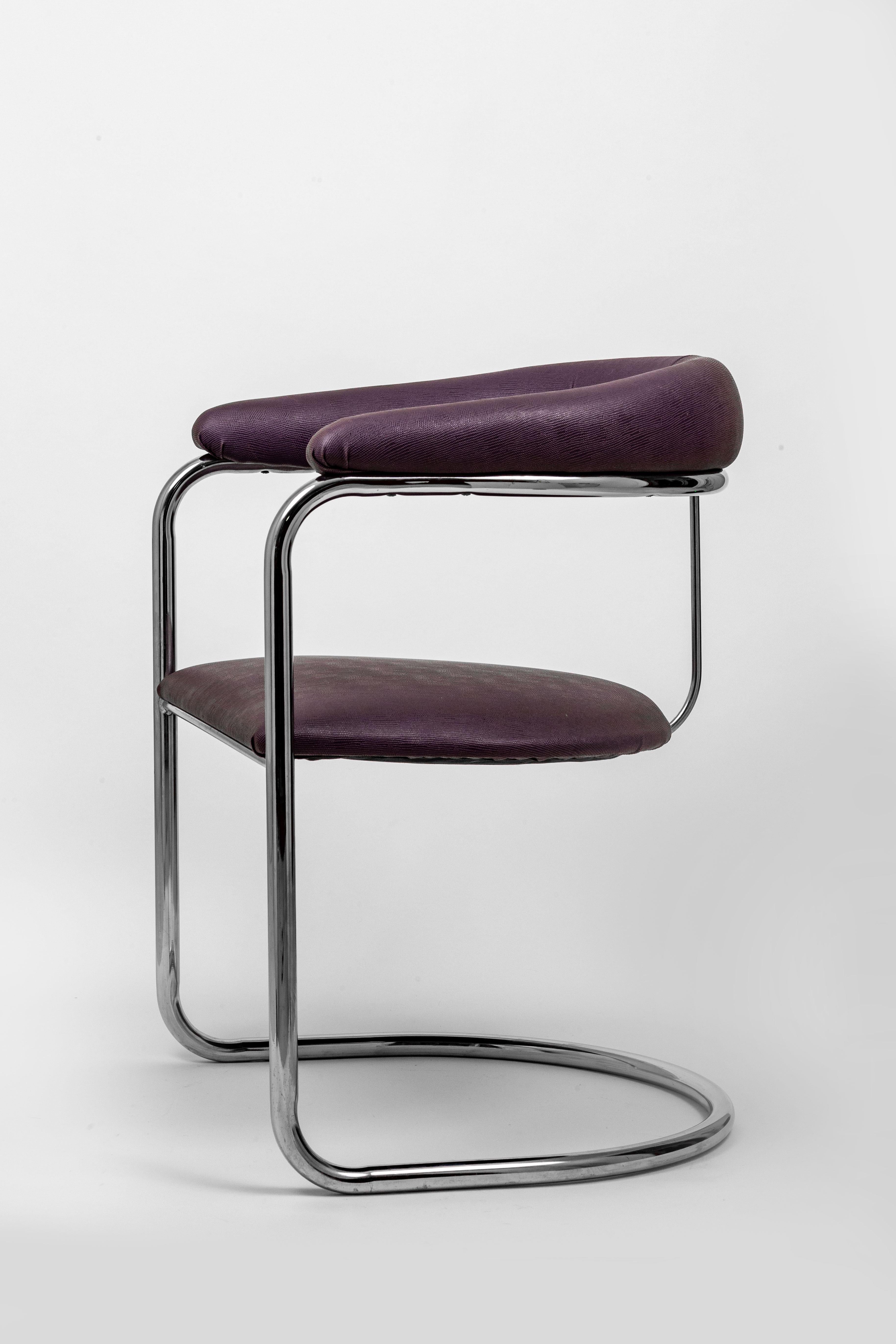 Paire de fauteuils en porte-à-faux conçus par Anton Lorenz et produits par Thonet. Le prix est pour la paire et il y a 2 paires disponibles. Les cadres tubulaires chromés sont beaux et brillants. Le revêtement en faux reptile, de la couleur d'un