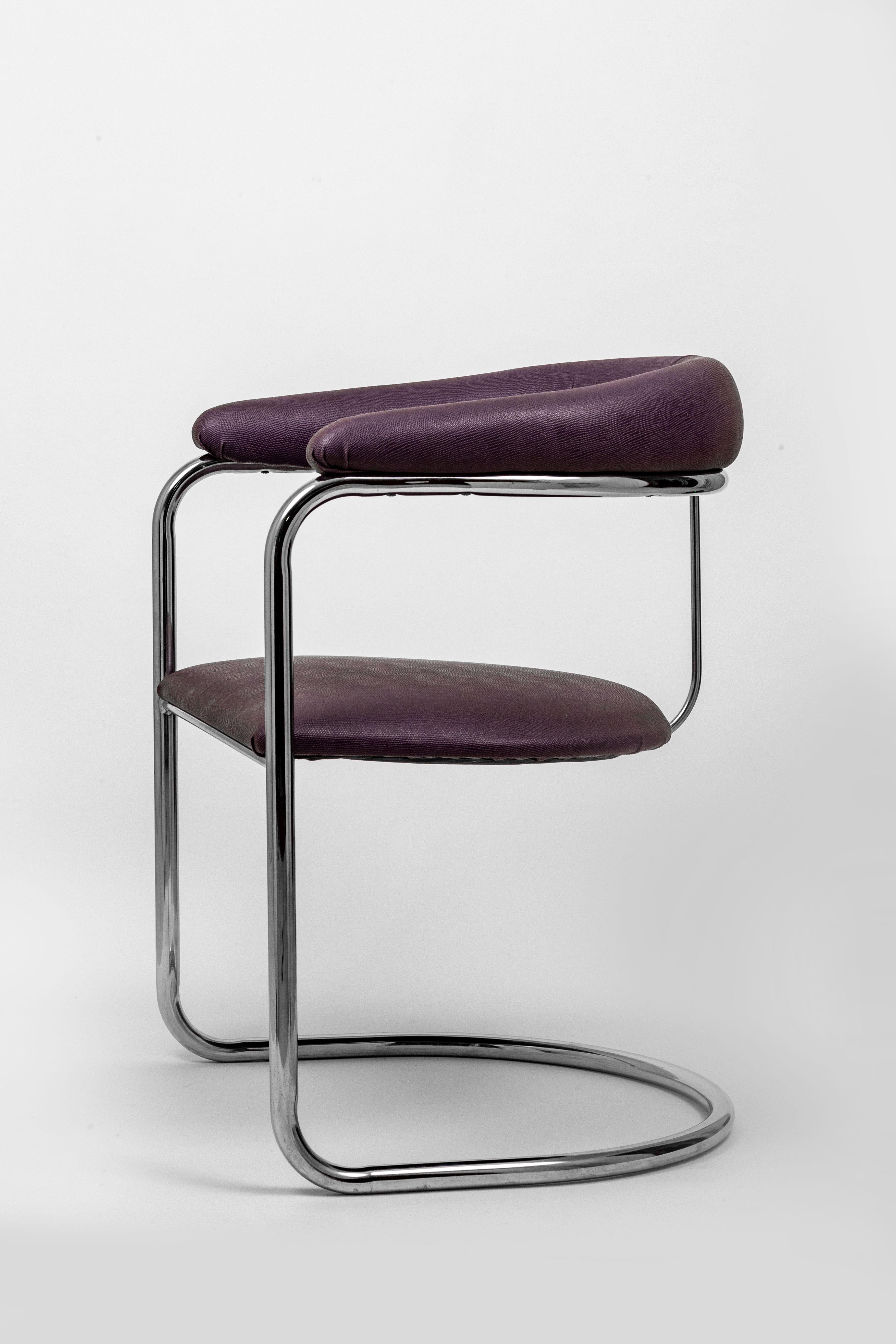 Ein Paar freitragender Sessel, entworfen von Anton Lorenz und hergestellt von Thonet. Der Preis gilt für ein Paar und es sind 2 Paare verfügbar. Die verchromten Rohrrahmen sind schön und hell. Die Reptilienimitat-Polsterung in der Farbe eines