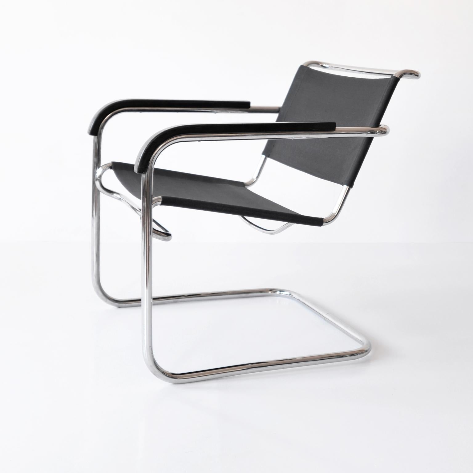 Anton Lorenz chrome-plated tubular steel cantilever armchair model KS 41, manufactured by Thonet AG Frankenberg, circa 1935.
The armchair was partially restored, the general vintage condition is good.