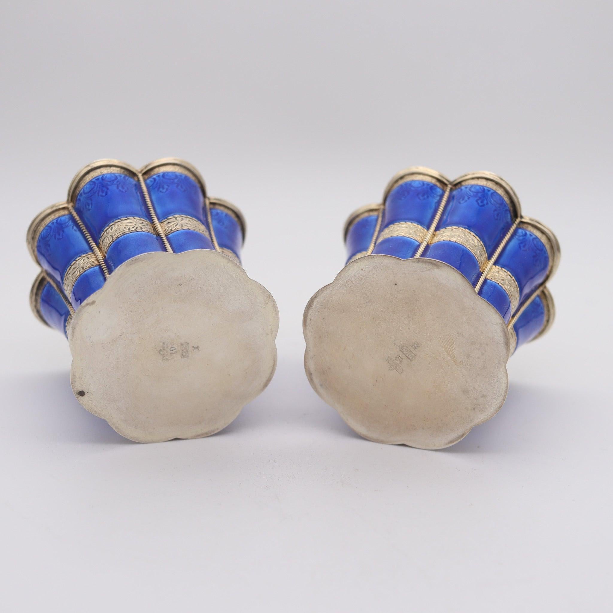ANTON MICHELSEN 1930 Pareja de jarrones acanalados esmaltados en azul en plata de ley Danés en venta