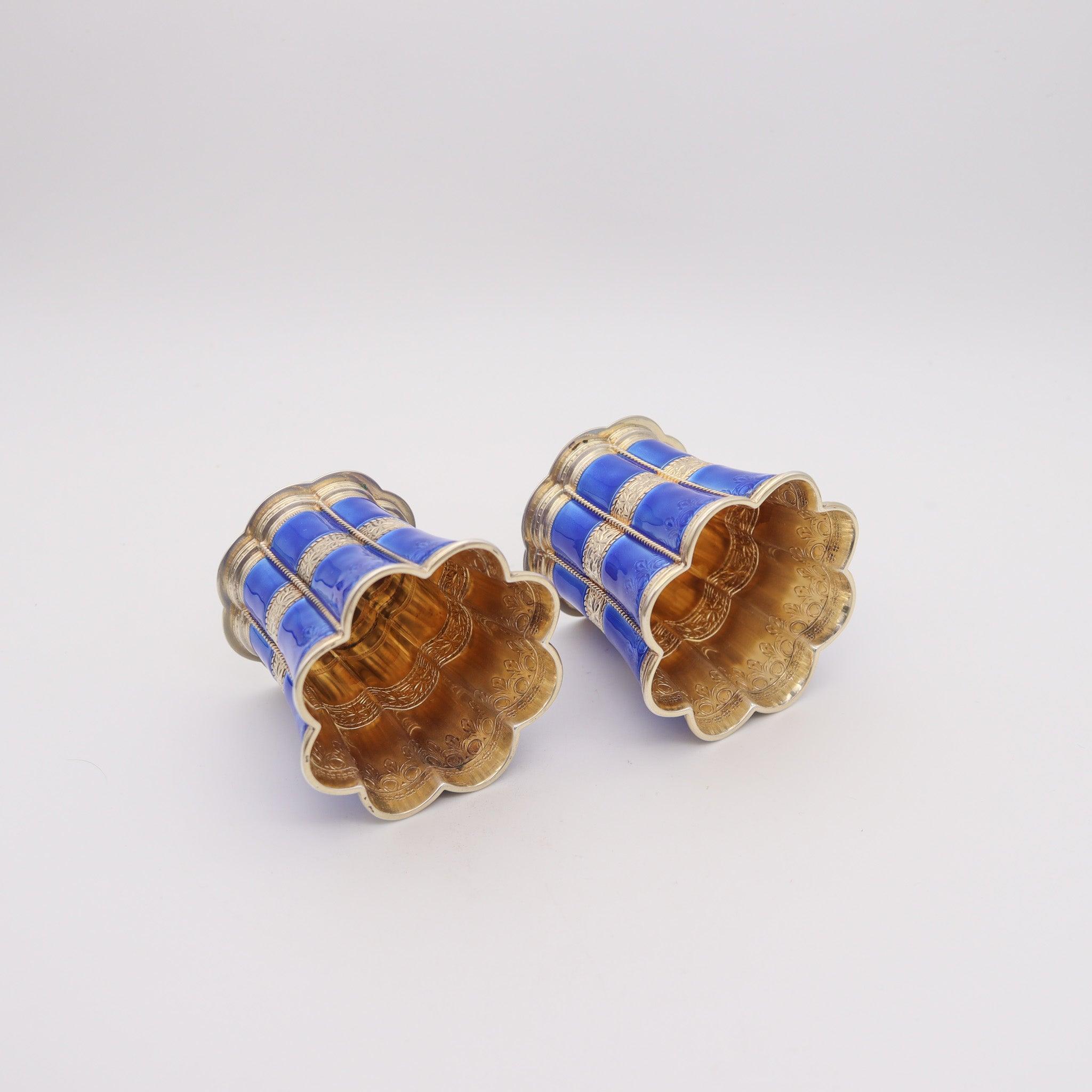 ANTON MICHELSEN 1930 Pareja de jarrones acanalados esmaltados en azul en plata de ley mediados del siglo XX en venta
