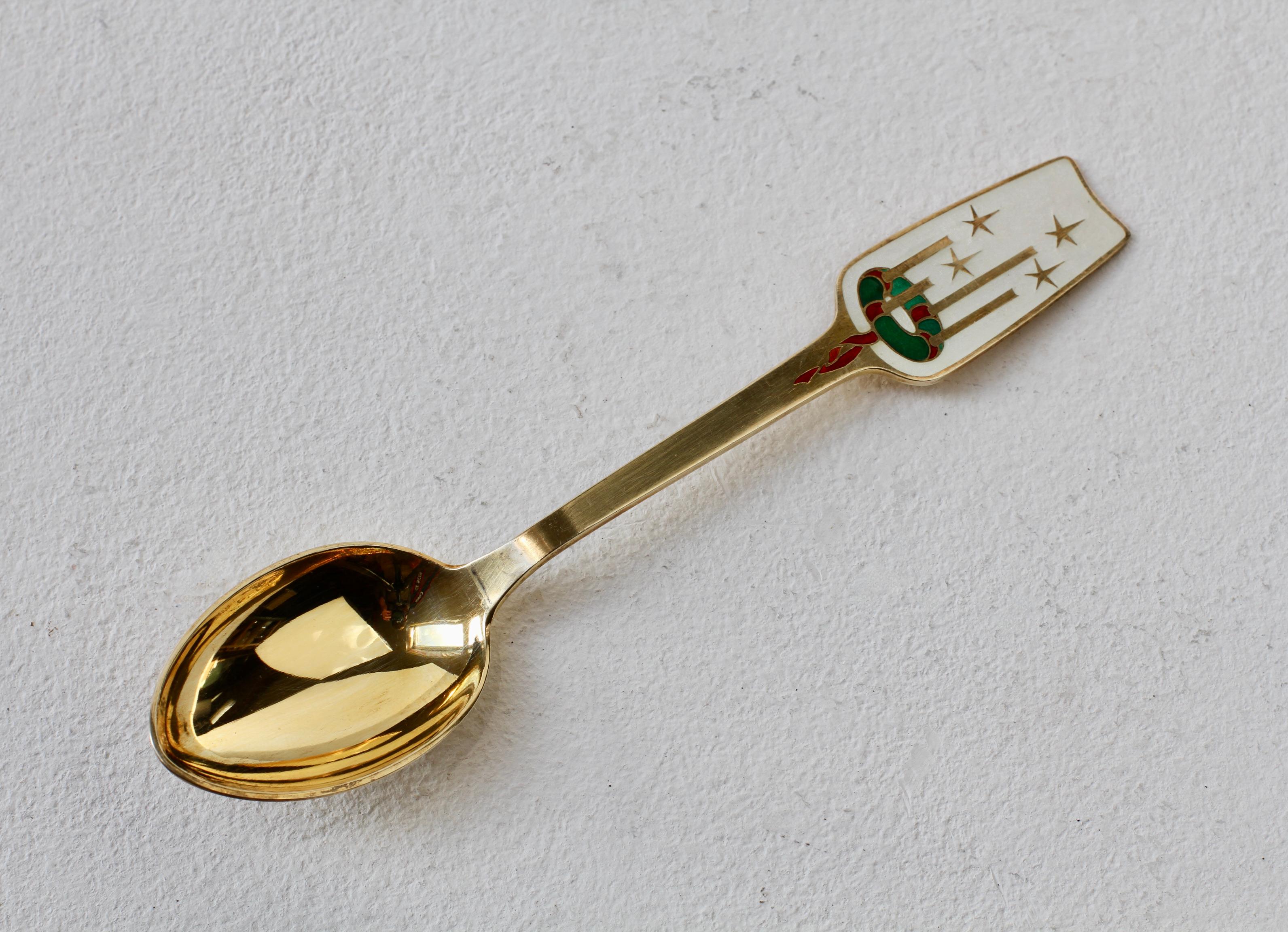 Preciosa cuchara de plata de ley chapada en oro, edición navideña, moderna de mediados de siglo, fabricada por el danés A. Michelsen en 1949. Fabricada en Dinamarca en 1949, la cuchara está fechada y marcada con 