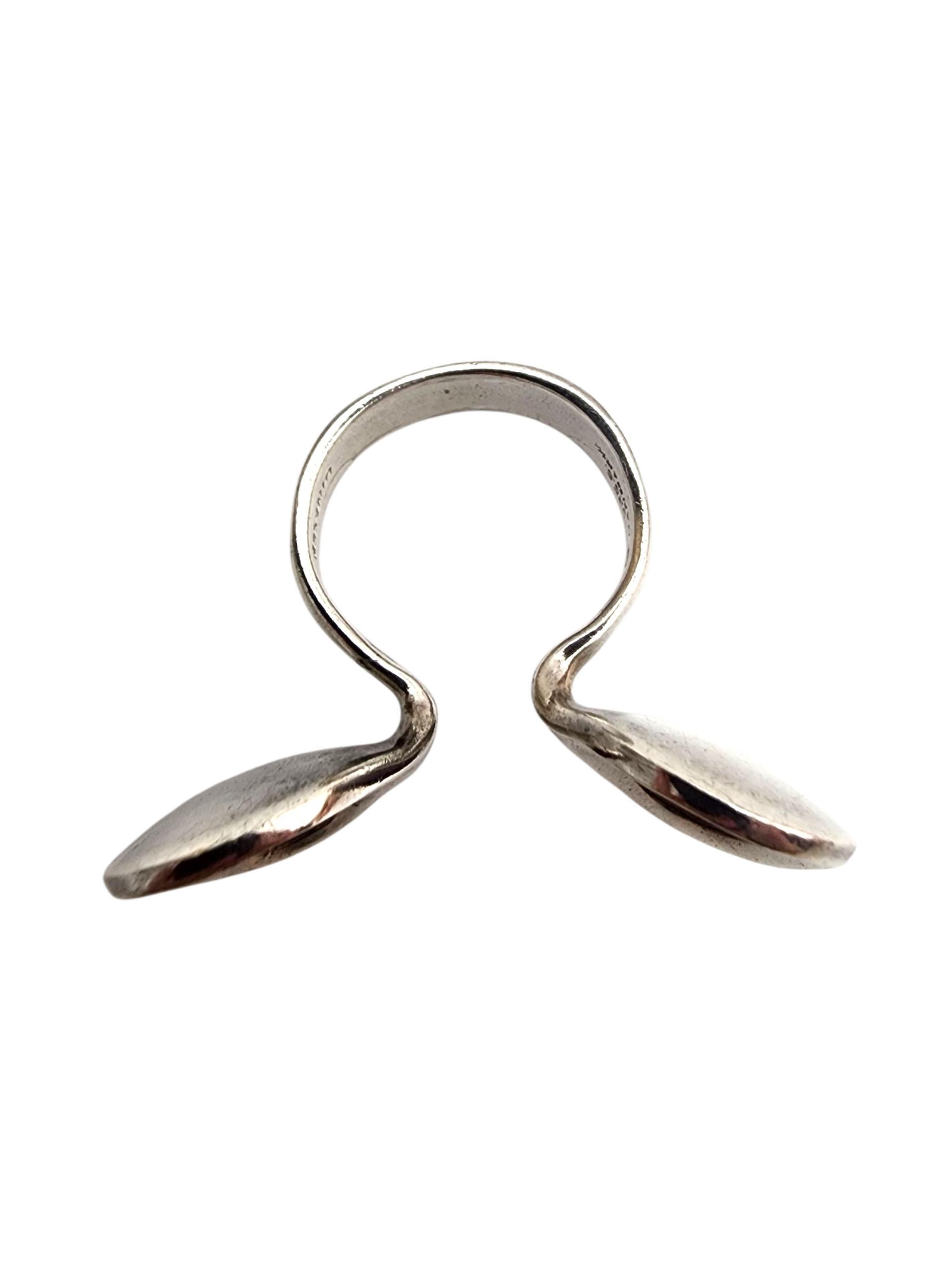 Anton Michelsen Sterling Silver Red Enamel Ring -

This vintage ring by Anton Michelsen of Denmark features a modernist bypass design with two teardrop red enamel shaped ends crafted in sterling silver.

Shank: 7 mm

Size : 8 in.