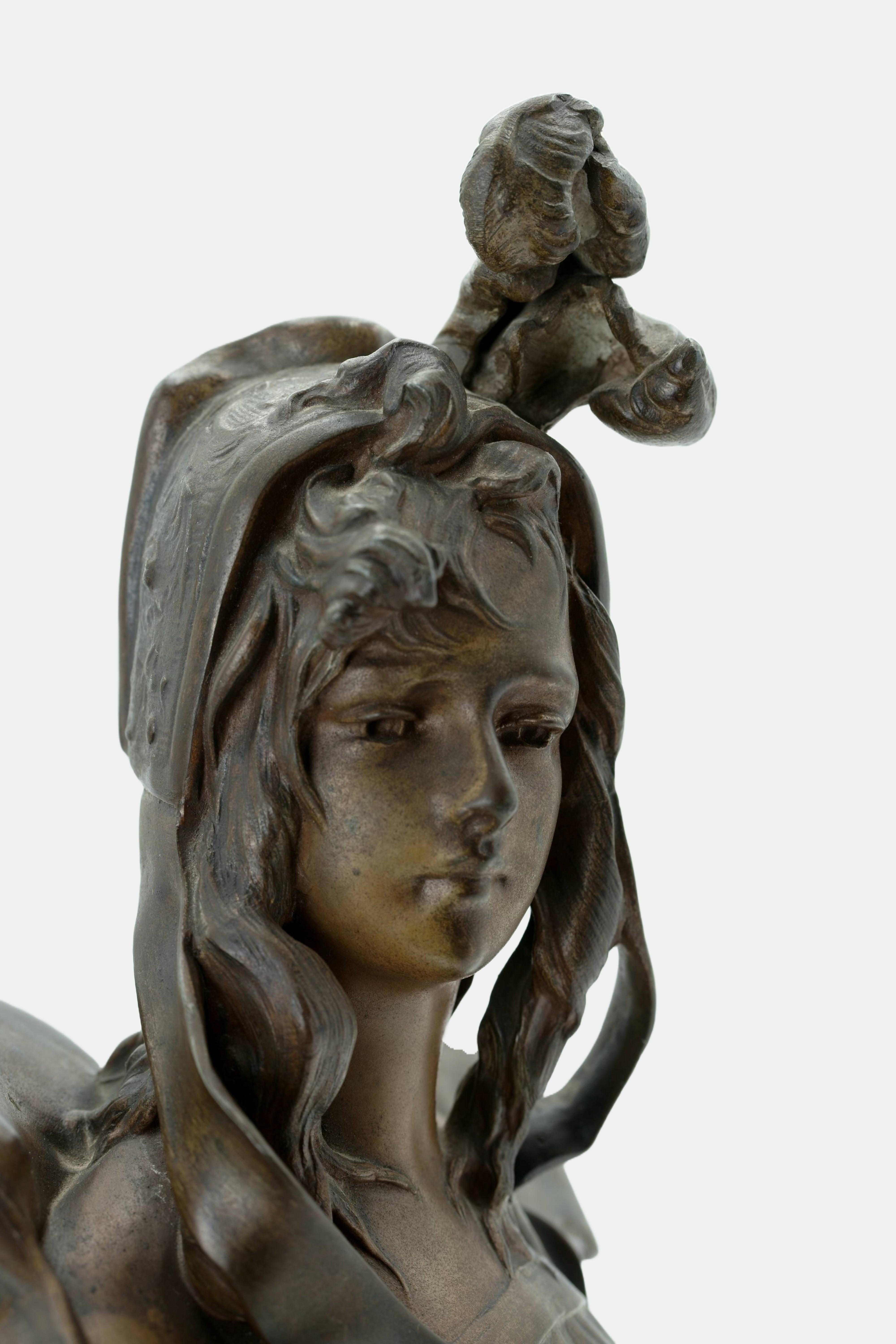 Buste of a young woman / - The Opulence of Beauty - en vente 6