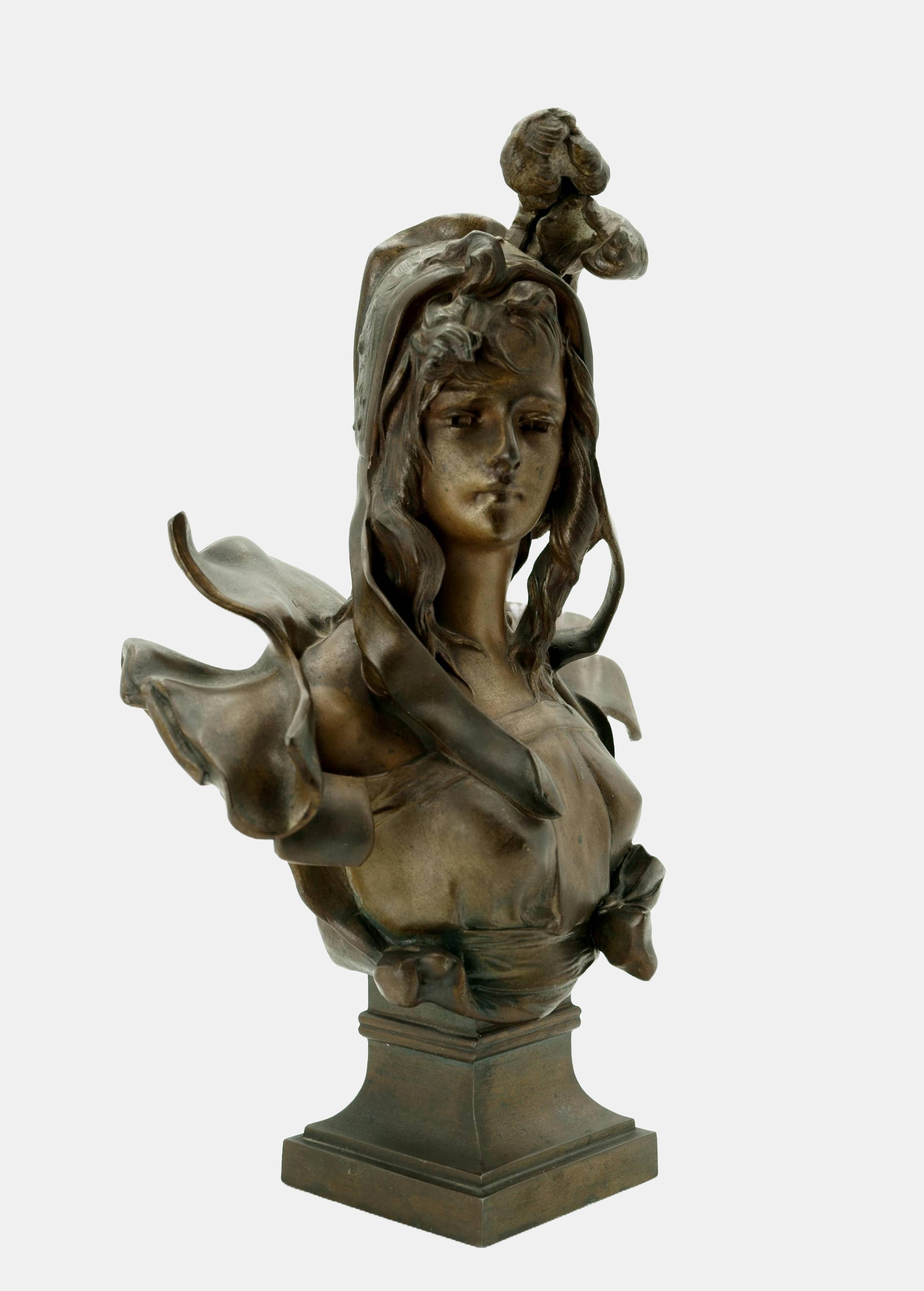 Buste of a young woman / - The Opulence of Beauty - en vente 4