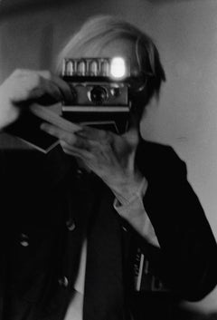 Andy Warhol mit Polaroid-Kamera
