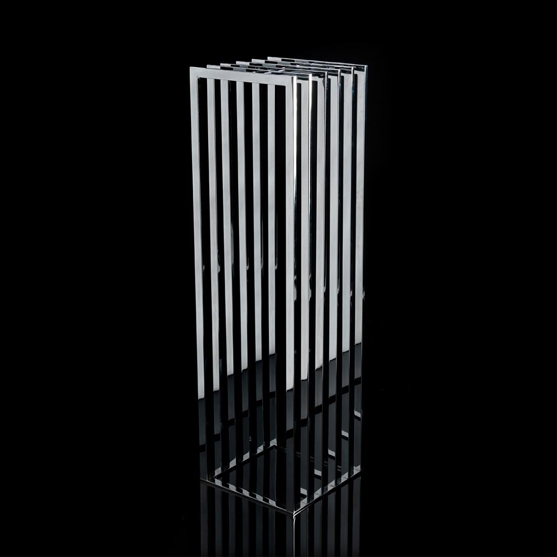 Sellette Antona with structure 
in metal in chrome finish.