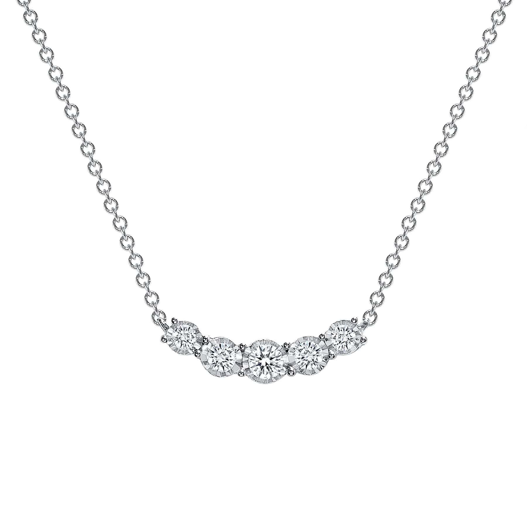 Cette pièce est conçue pour éblouir avec sa clarté VS exceptionnelle et sa couleur F-G. Disponible en or blanc, jaune et rose, c'est le complément parfait à toute collection de bijoux pour ceux qui apprécient la beauté classique et la