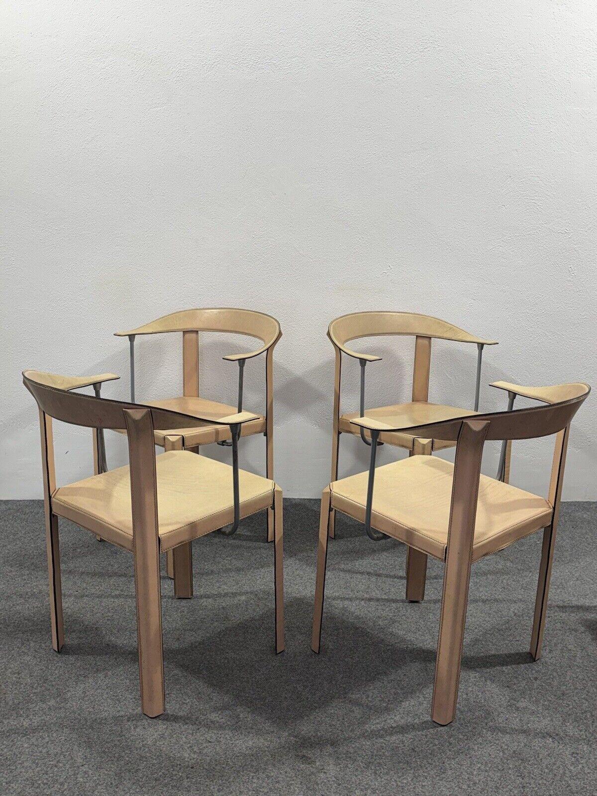 Antonello Mosca Ycami Set 4 Fauteuils Design 1980's Modern.

Cadre entièrement en aluminium recouvert de cuir couleur Avano.

L'article est en bon état de conservation, il n'y a pas de défauts esthétiques ou structurels majeurs à signaler, seulement