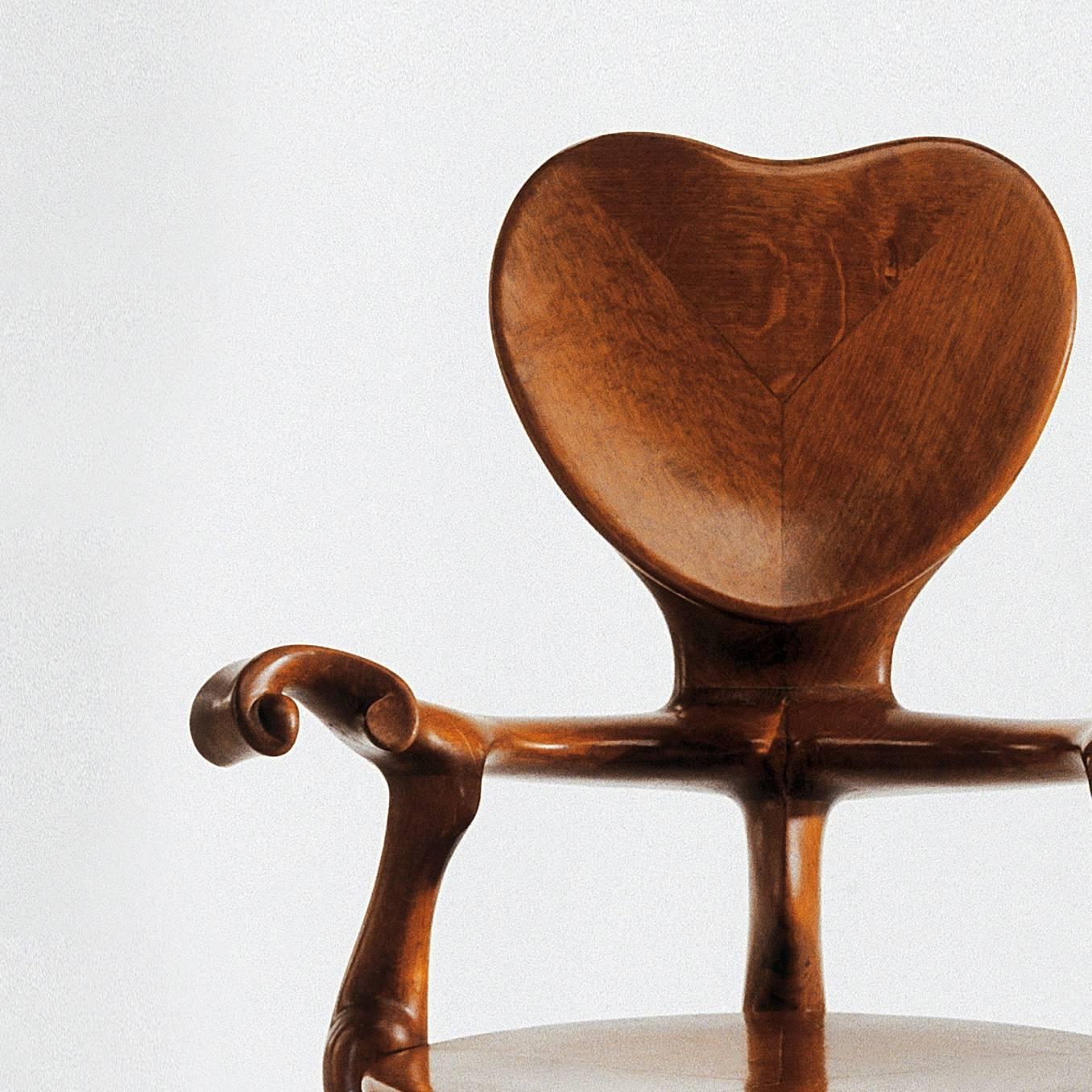 Wir stellen den Antoni Gaudi Calvet Sessel vor, ein zeitloses Stück Kunst und Handwerkskunst, das ein Muss für Designliebhaber und Sammler ist. Dieser von dem berühmten Architekten Antoni Gaudi entworfene und von BD Design hergestellte Sessel