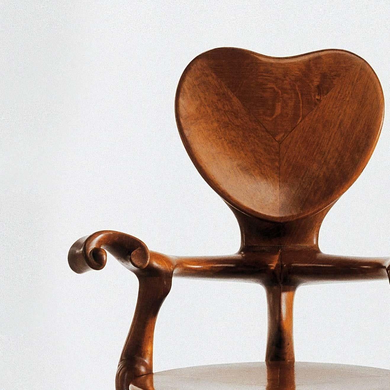 Antoni Gaudi Calvet-Sessel: Ein zeitloses Stück Kunst und Handwerkskunst (21. Jahrhundert und zeitgenössisch) im Angebot