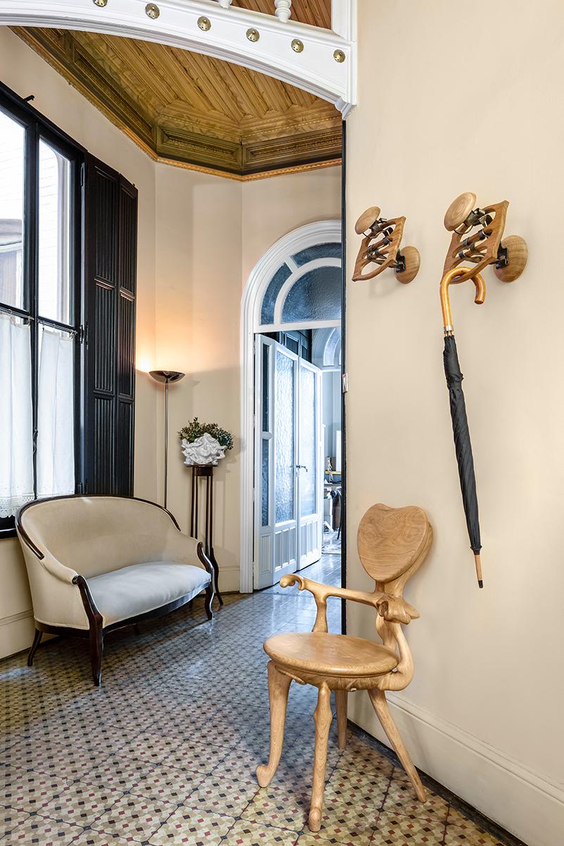 Calvet-Sessel von Antoni Gaudi, hergestellt von BD design.

Massive, lackierte Eiche. 

Maße: 52 x 65 x 95 H cm.

Ein Unternehmen, das den Urhebern seiner Entwürfe seit jeher eine so große Bedeutung beimisst, darf die großen Persönlichkeiten