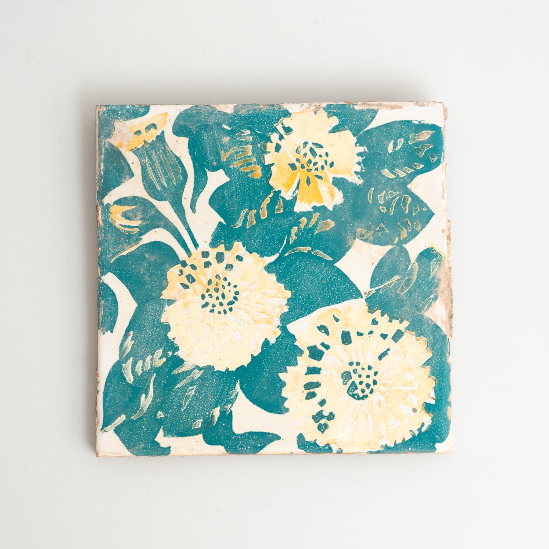 Piastrella decorativa in ceramica di Antoni Gaudì, ispirata ai motivi di calendula e dianthus presenti sulle piastrelle decorative in ceramica da lui disegnate per la facciata di Casa Vicens, che costituiscono alcune delle sue caratteristiche più