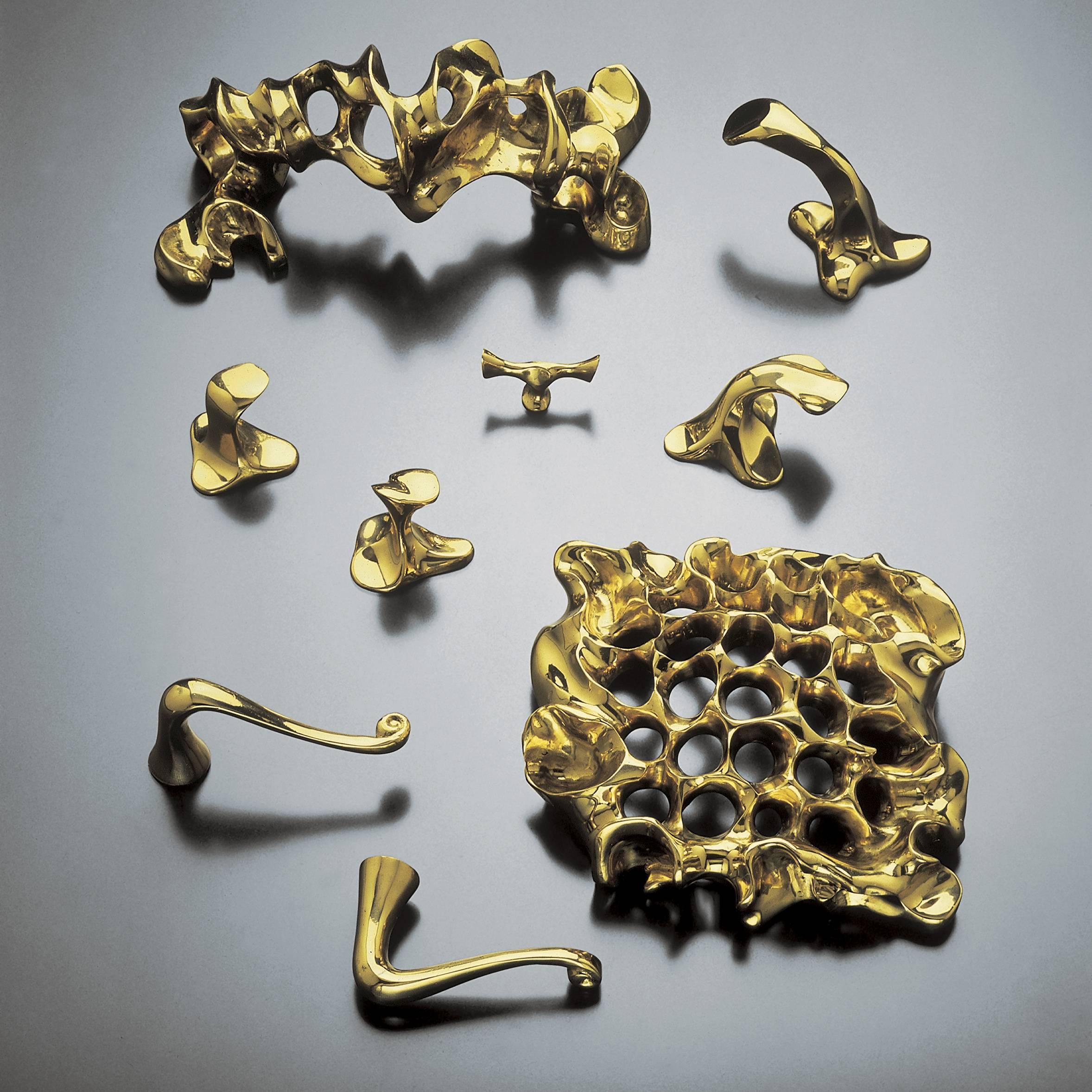 Laiton massif moulé avec finition polie.

Reproduction exacte, tant du point de vue de la forme que du matériau, des ferrures originales conçues par Antoni Gaudí pour plusieurs de ses œuvres architecturales. Cette série unique a été présentée dans