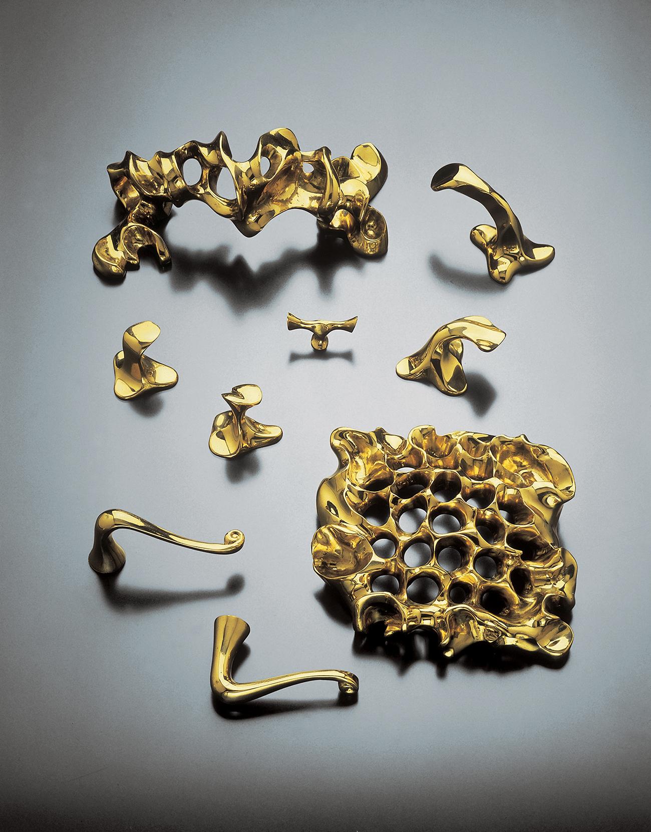 Poli Antoni Gaudi, Mila n°4 Door Know, laiton poli, 20ème siècle en vente