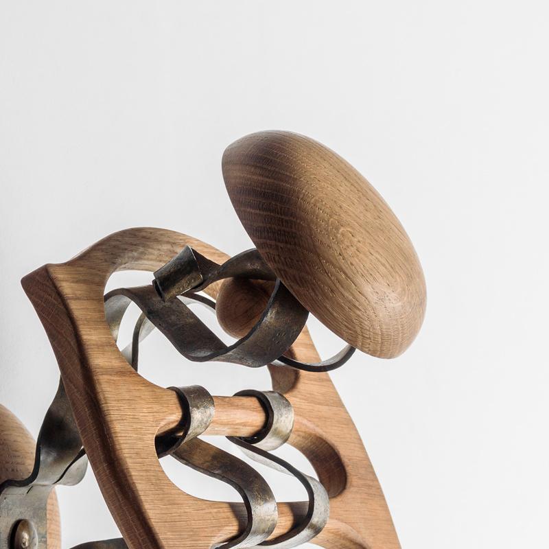 Appendiabiti Calvet progettato da Antoni Gaudí, 1903.

Prodotto in 2019 made in Spain.

La gruccia Calvet.

Un progetto originale di Antoni Gaudí risalente al 1903 e forse il pezzo più piccolo mai realizzato dall'architetto. 

 Pezzo rielaborato.