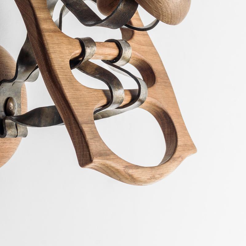 Antoni Gaudi Kleiderbügel aus Holz und Metall aus Kalbsleder (Jugendstil) im Angebot