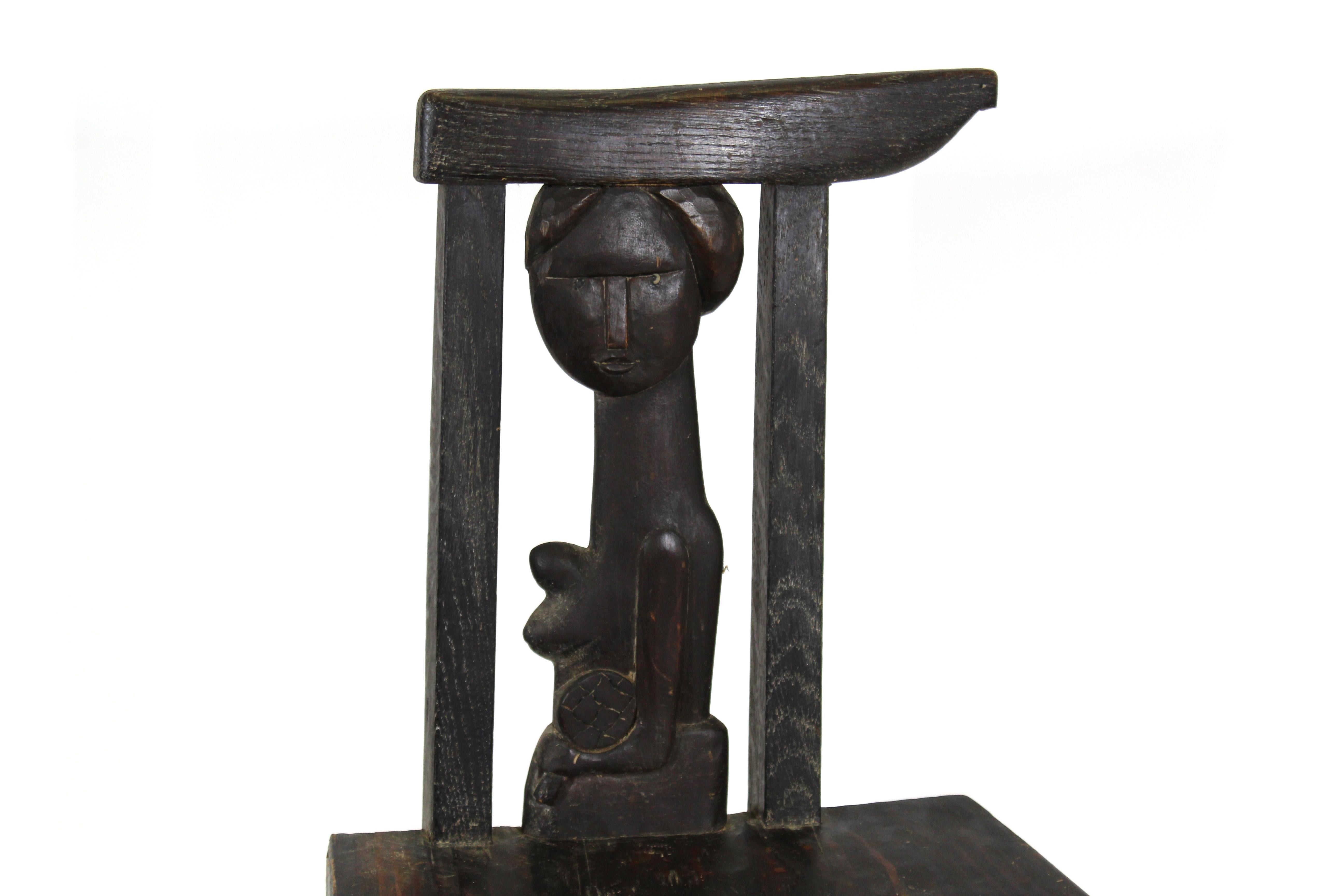 Polnischer Volkskunst-Stuhl aus geschnitztem und gemeißeltem Holz, geschaffen von dem bekannten polnischen Künstler und Bildhauer Antoni Rzasa (1919-1980). Der Stuhl hat eine geschnitzte Rückenlehne mit einer nackten Frau als Skulptur. Die