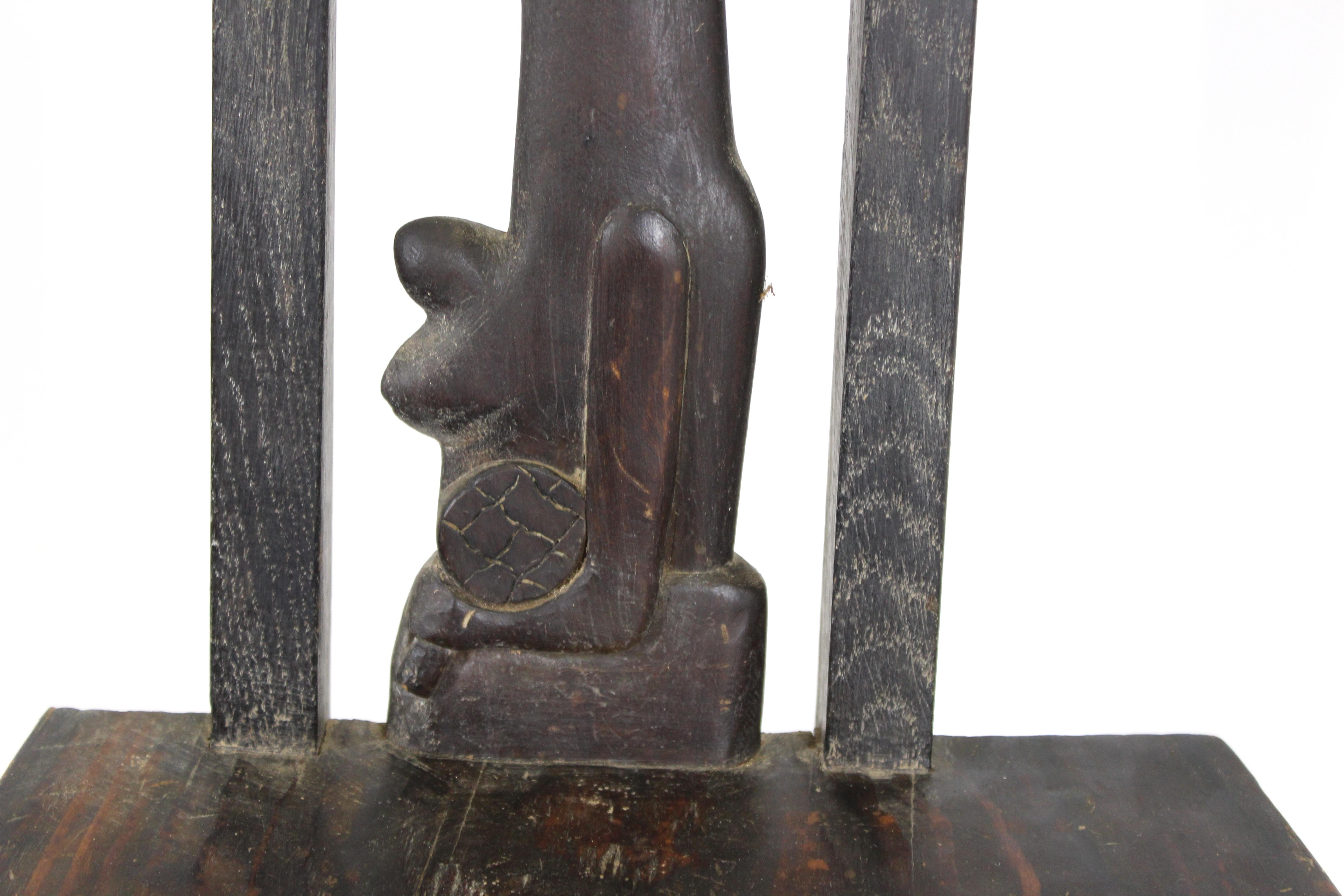 Sculpté à la main Chaise Antoni Rzasa en bois sculpté d'artisanat polonais en vente