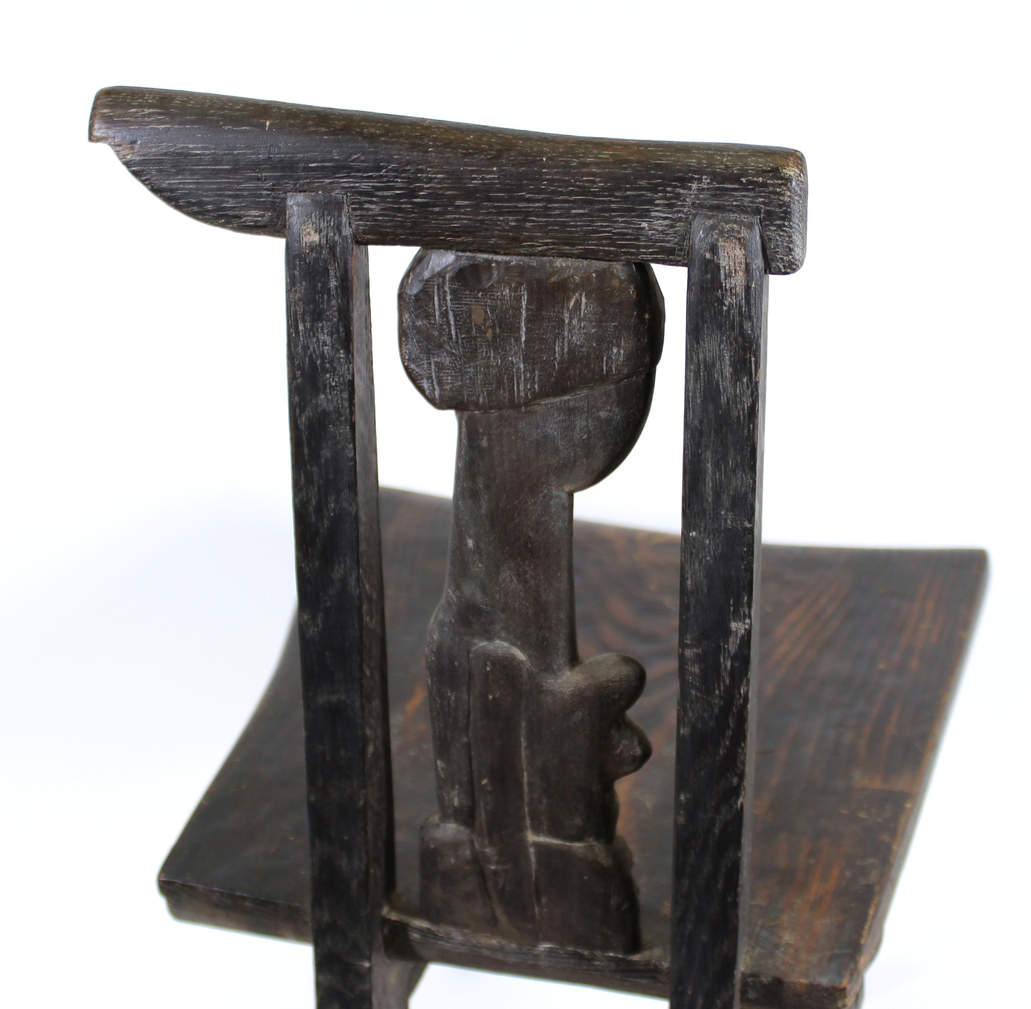 Antoni Rzasa Polnischer Volkskunst-Stuhl aus geschnitztem Holz im Angebot 4