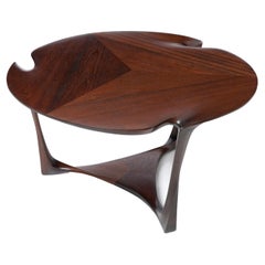 ANTONI TABLE Une version moderne de l'Art nouveau Pieds inclinés, sculptés, de collection.