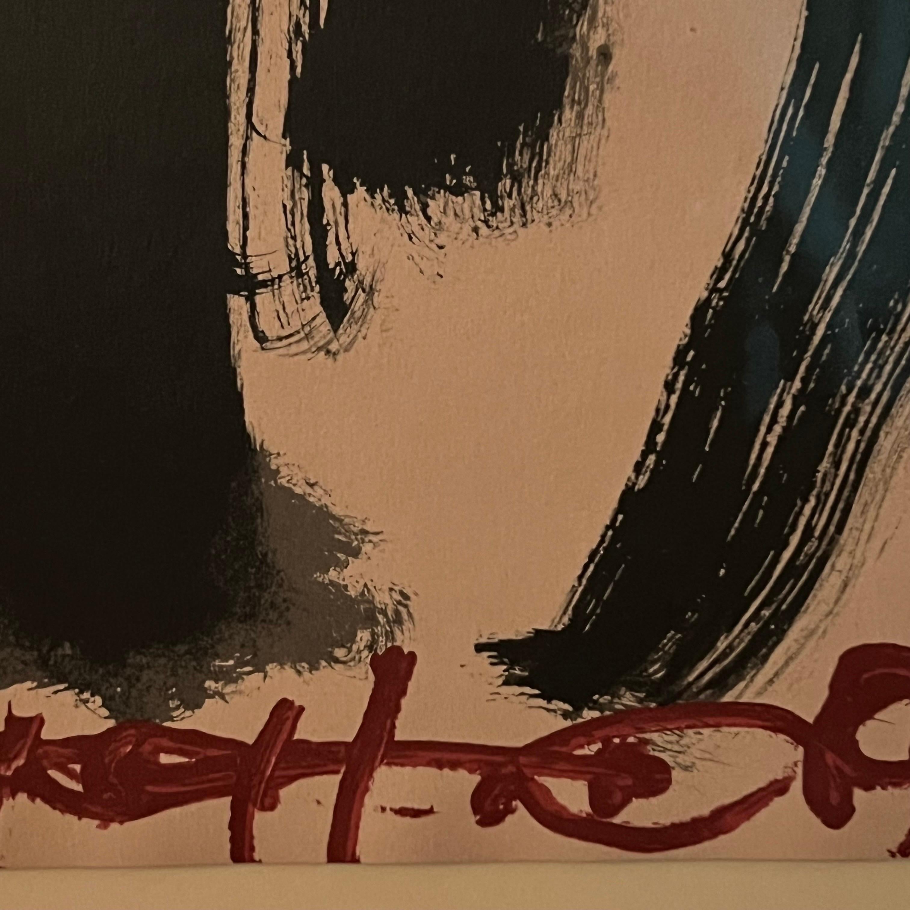 Fantastische schwarze und rote abstrakte Lithographie auf Papier schön in einem Schattenbogenrahmen mit Museumsglas gerahmt. Handsigniert und nummeriert. 

Antoni Tàpies wurde am 13. Dezember 1923 in Barcelona geboren. Seine Jugendzeit wurde durch