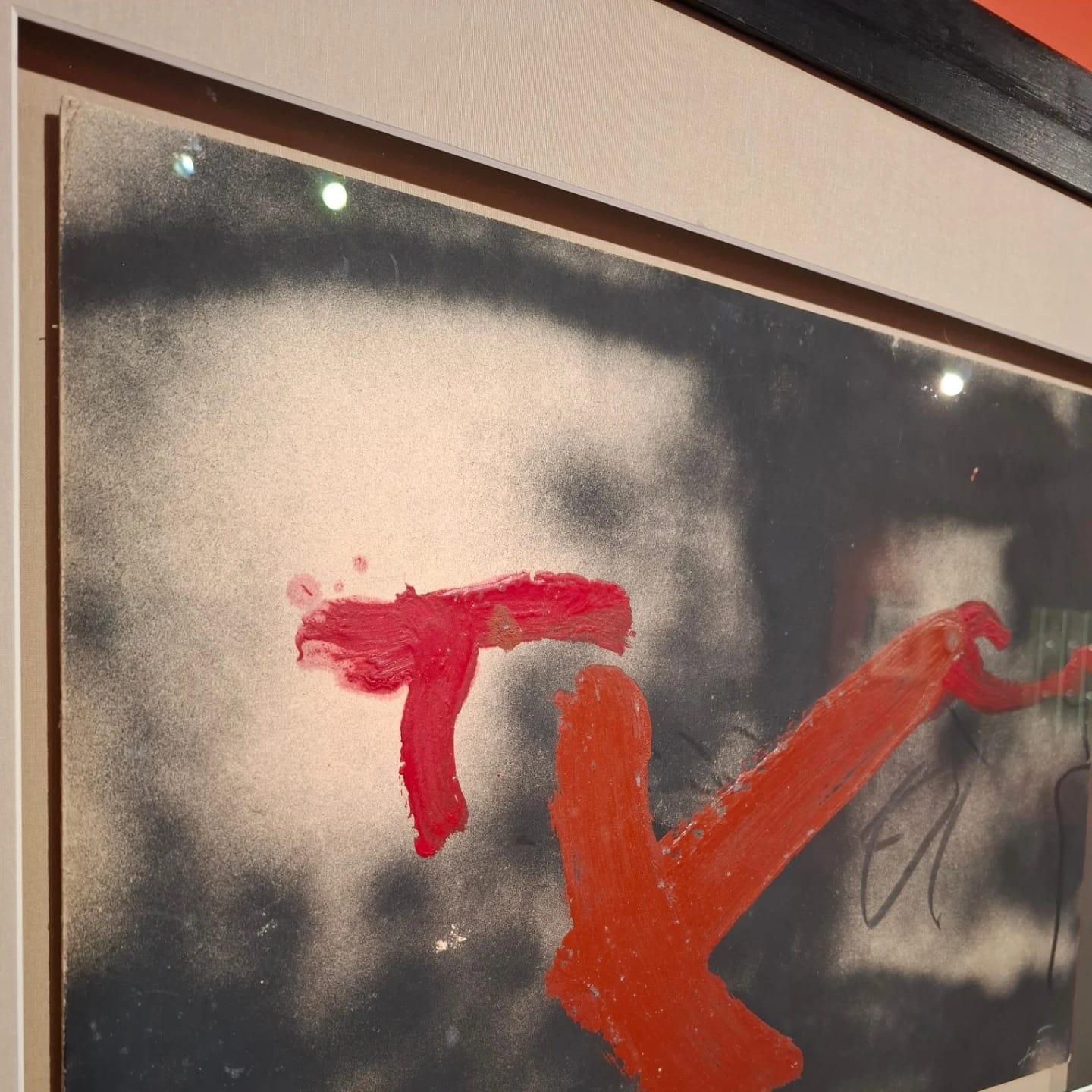 Signes rogencs sobre nu - Marron Abstract Painting par Antoni Tàpies