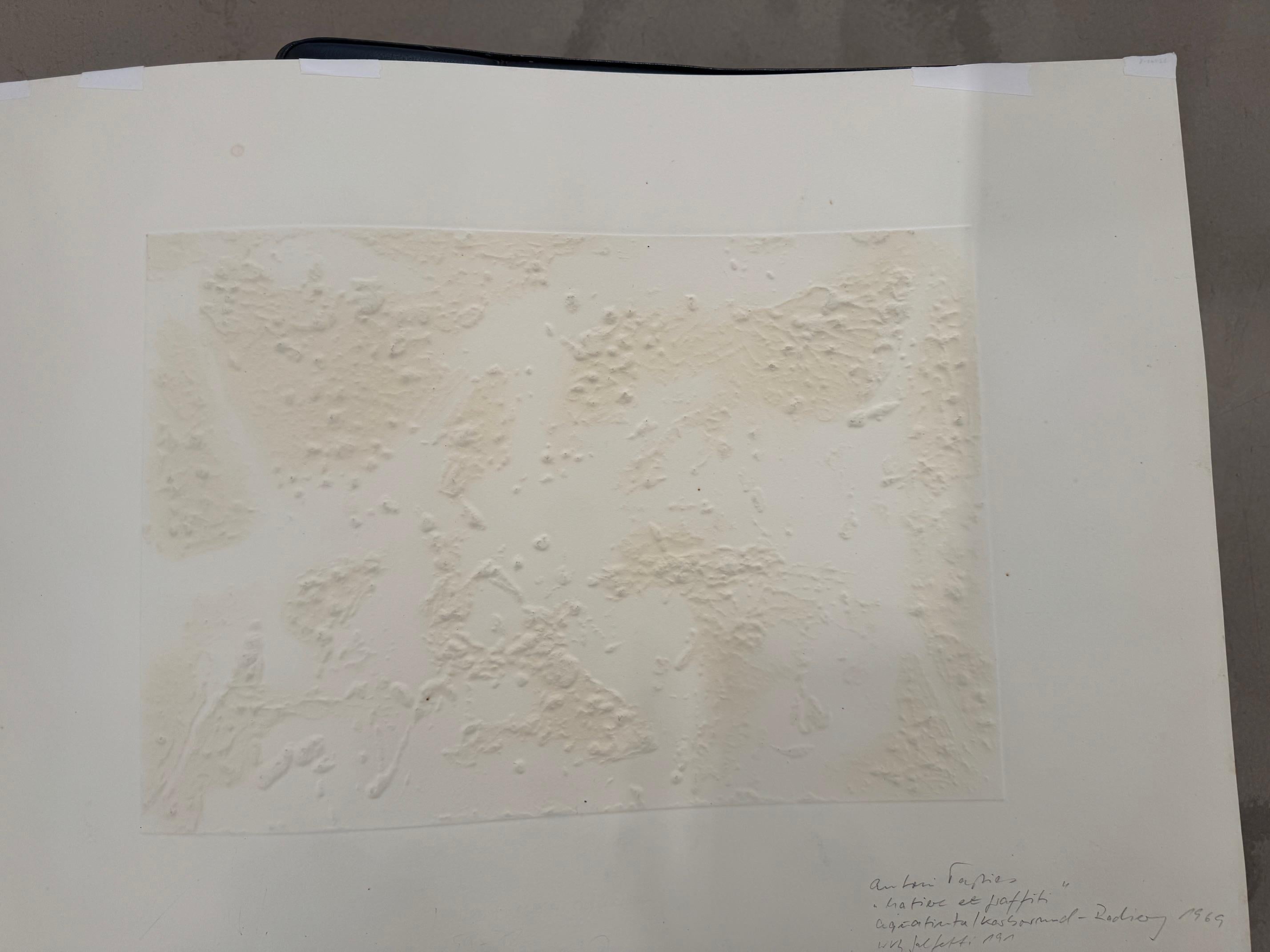 Matiere et Graffiti - Aguafuerte obra de arte abstracta moderna de Antoni Tàpies en venta 7