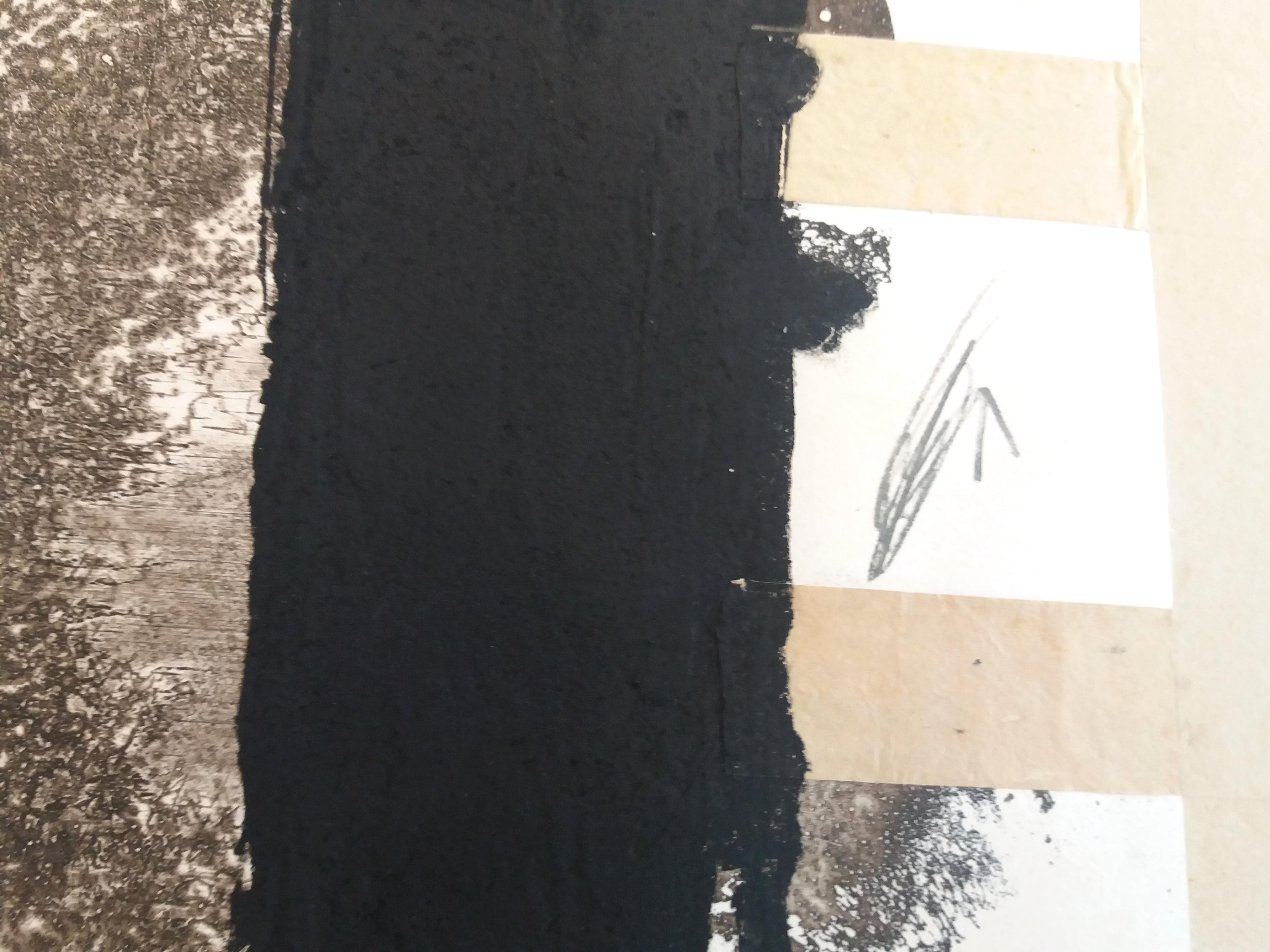  Tapies   Gravé avec un collage de plastique et un tampon polychrome abstrait  en vente 7