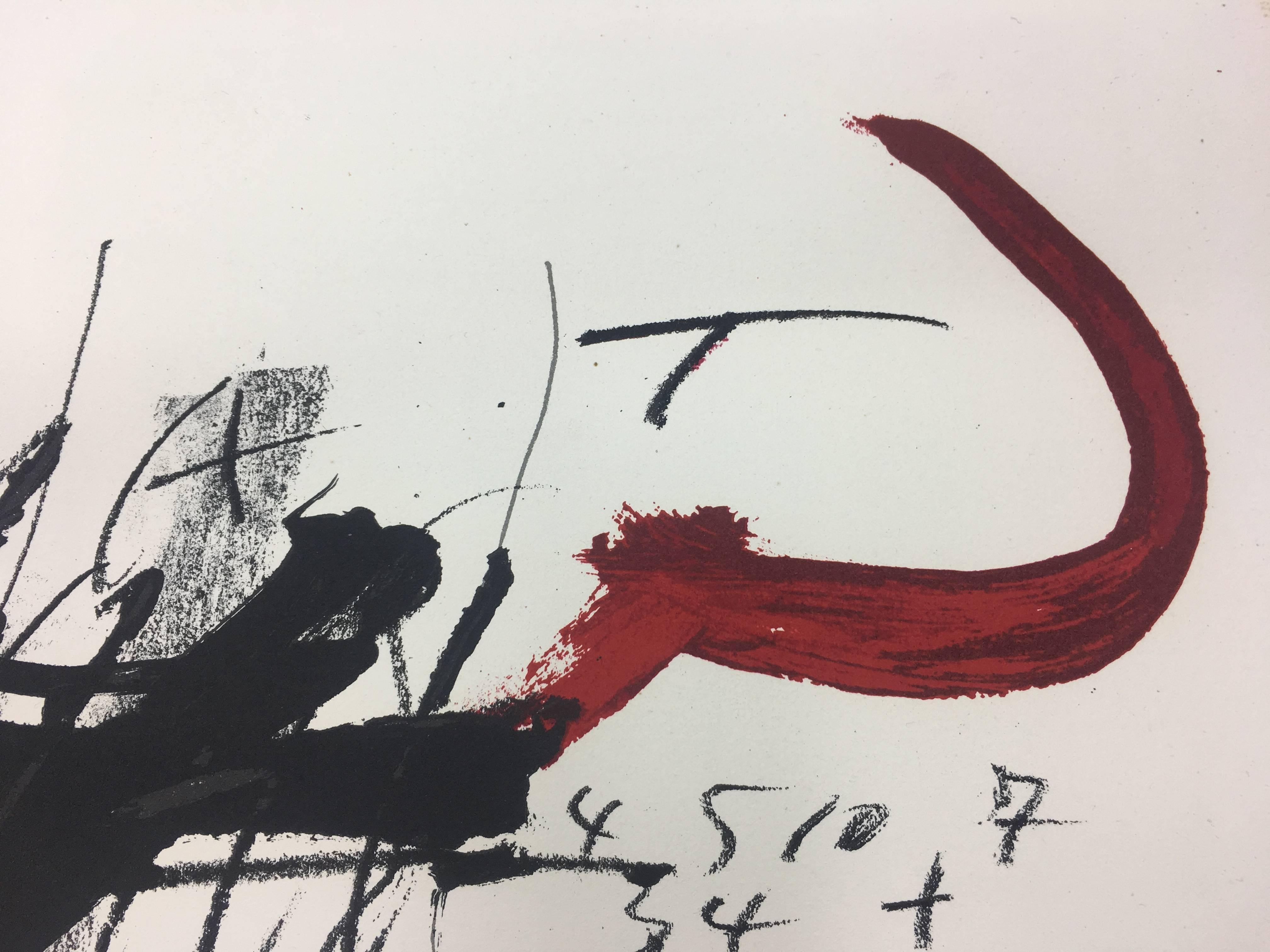 Tapies  Fondo blanco  Rojos y amarillos  Cataluña.  litografía original - Abstract Print Blanco de Antoni Tàpies