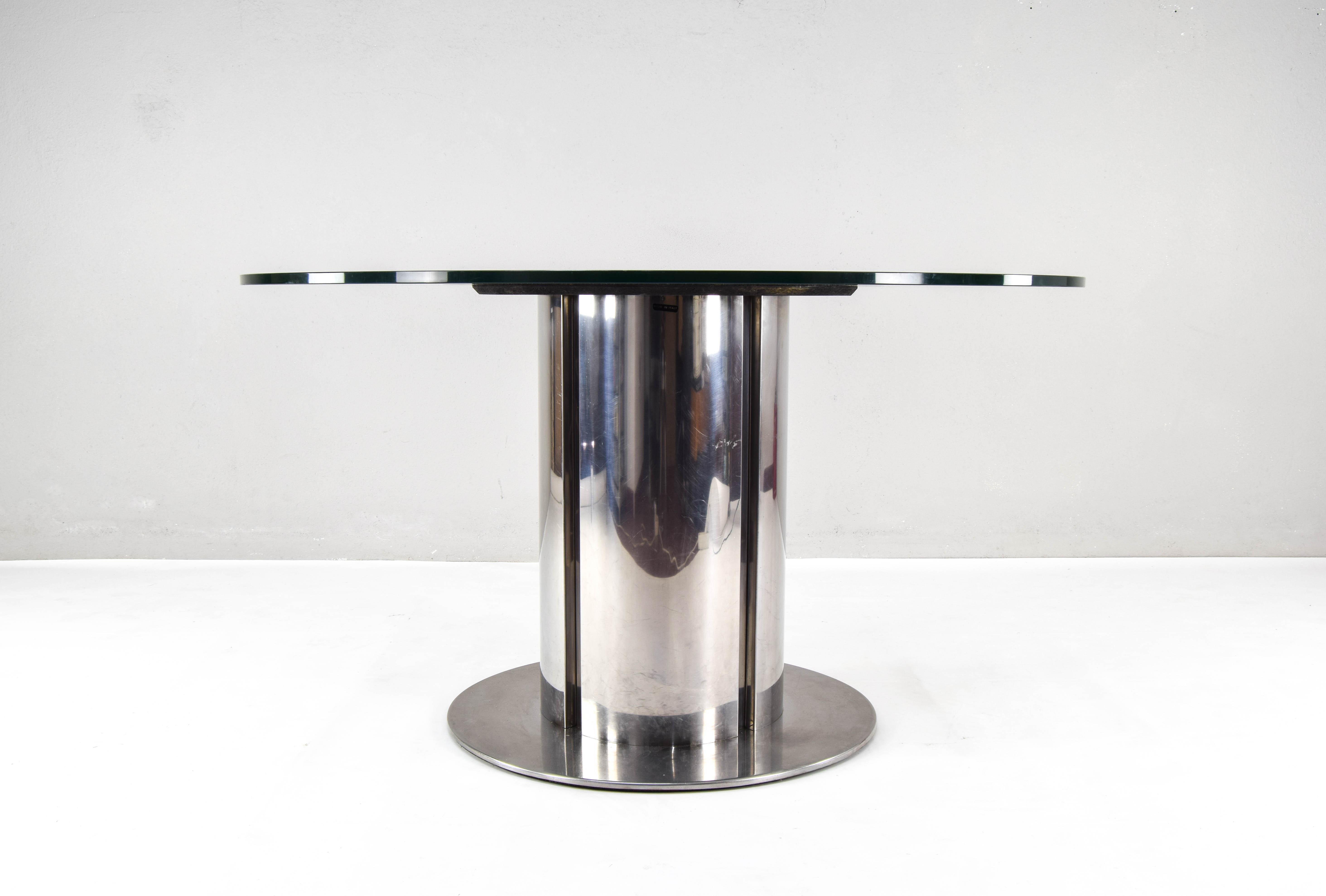 Singular Mid-Century Modern dining table designed by Antonia Astori in the 1960s and produced in Italy by the Cidue firm.
Cylindrical base in chromed steel, vice-sided glass top with a central circumference in a mirror finish.
With the exception