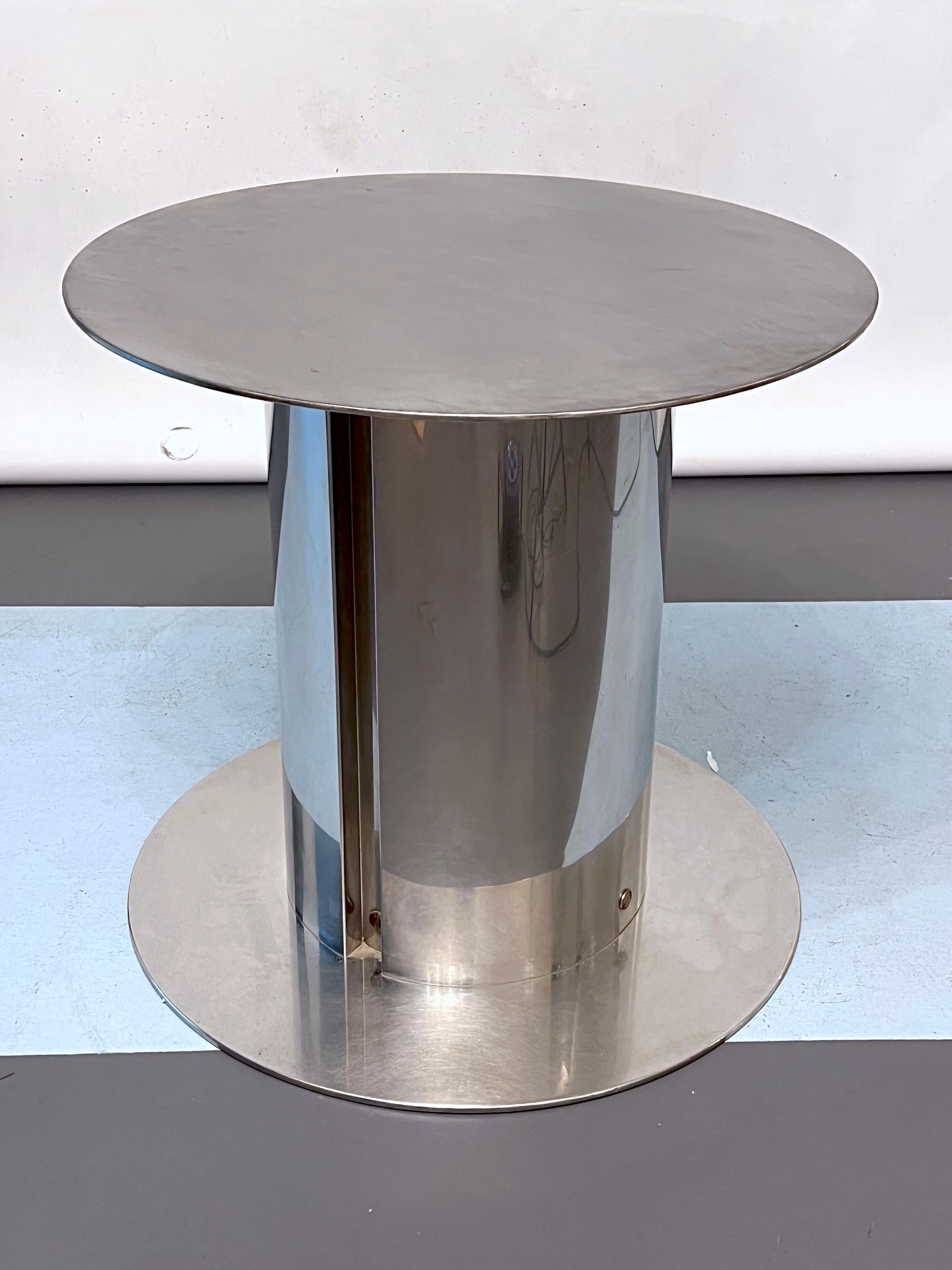 Great vintage condition with normal trace of age and use for this 1st edition of the Cidonio round dining table designed by Antonia Astori for Driade and produced in Italy during the 60s. stainless steel base and thick clear glass top.