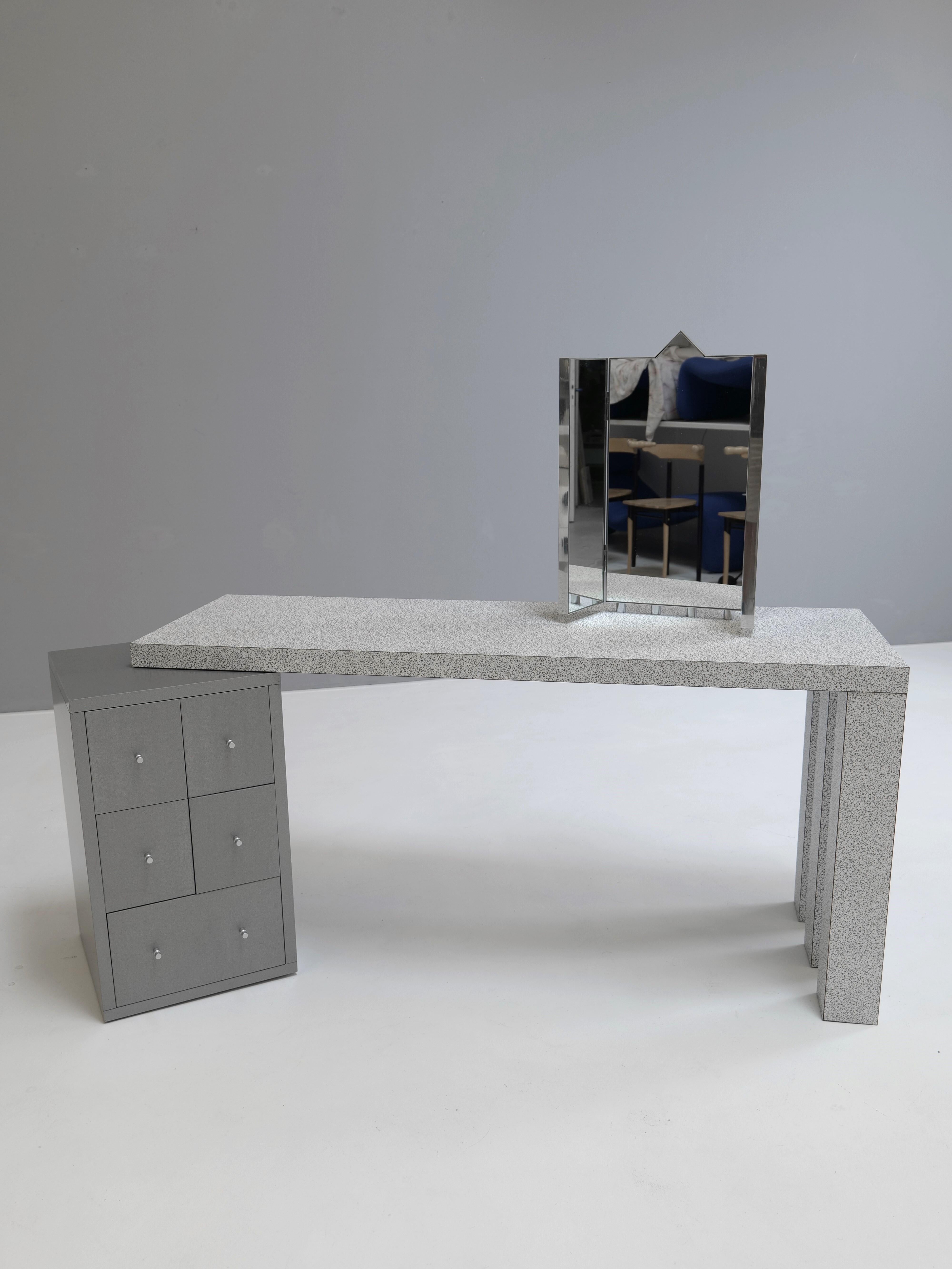 Le meuble mod. Dion d'Antonia Astori est ouvert à de nombreuses possibilités. Il sert de bureau, de table de coiffeur ou de console.
Un meuble à l'architecture simple.

A gauche, sous le plateau, un bloc-tiroirs avec 5 tiroirs.
A droite du sommet,