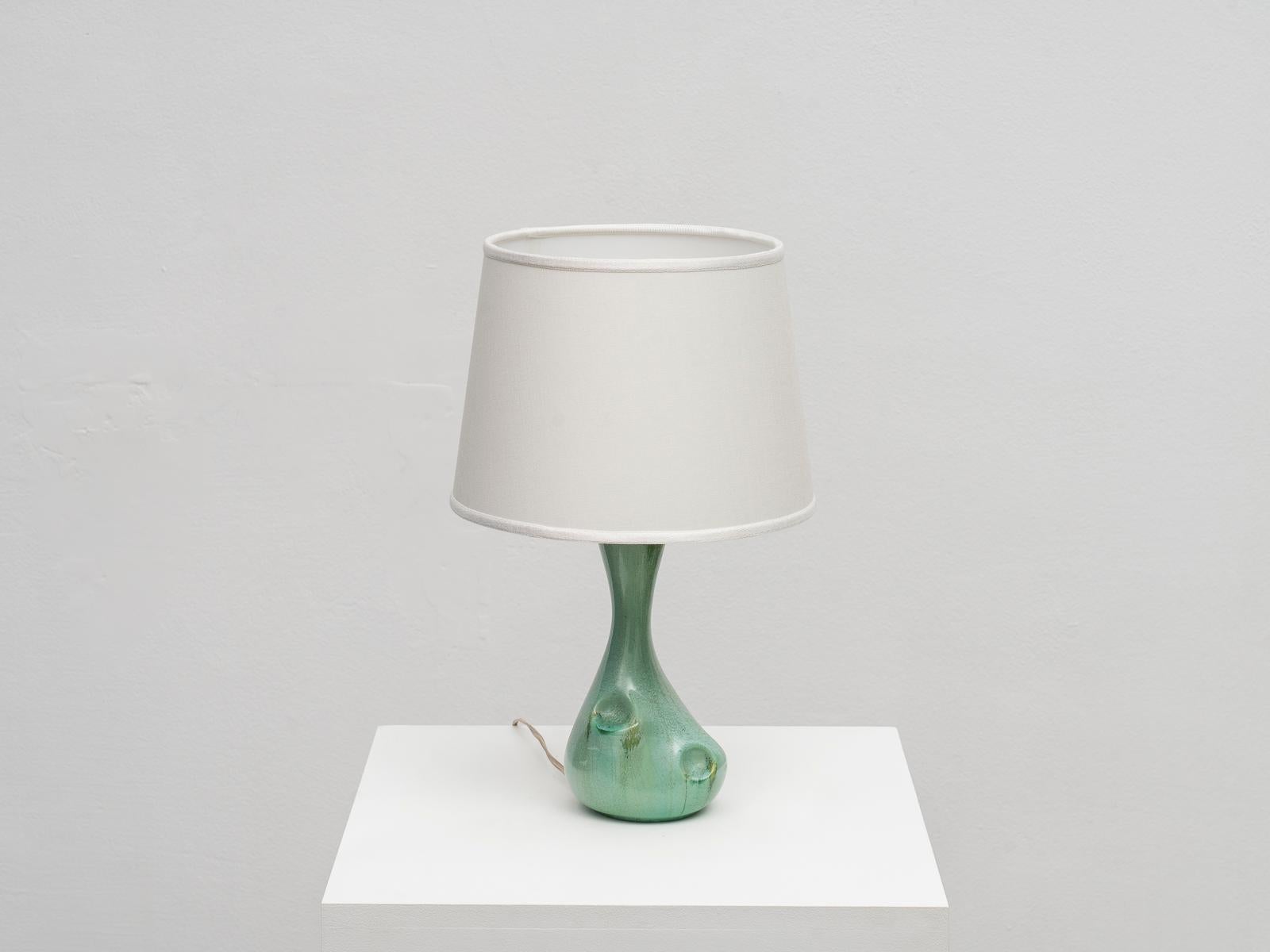 This abstract-movement inspired piece is part of the series of table lamps that Antonia Campi designed for S.C.I. Laveno, where she was employed as main designer in the 1950s. The lamp is made of glazed earthenware and is in excellent vintage