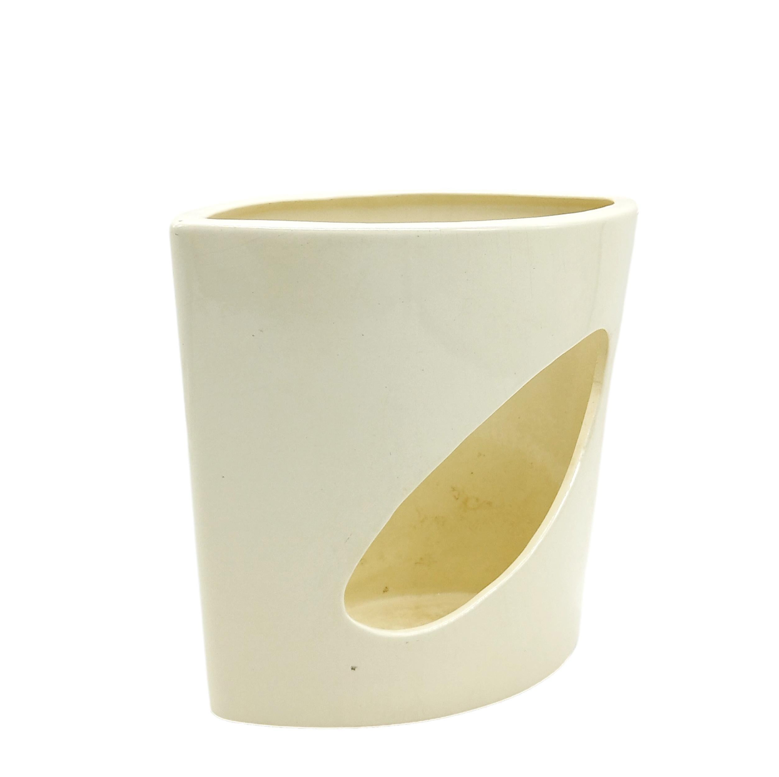 Ivory glazed ceramic cachepot in the style of Antonia Campi, Italy, 1970.