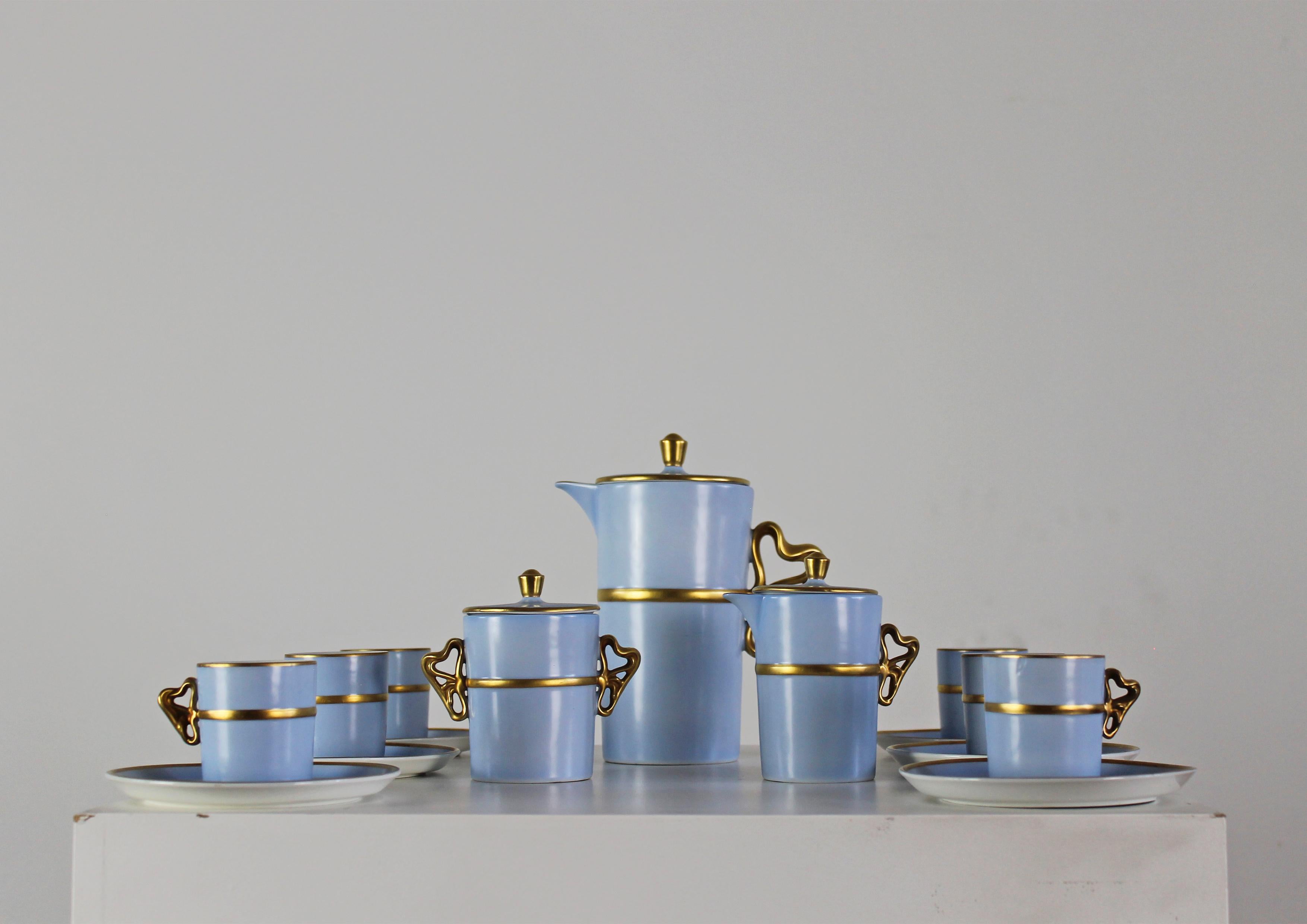 Rare service à thé pour six personnes en céramique d'un bleu clair très élégant avec une décoration raffinée en or pur. Il a été conçu par Antonia Campi et fabriqué par Laveno Ceramica à Verbano au début des années 1950. 

Cet ensemble est composé