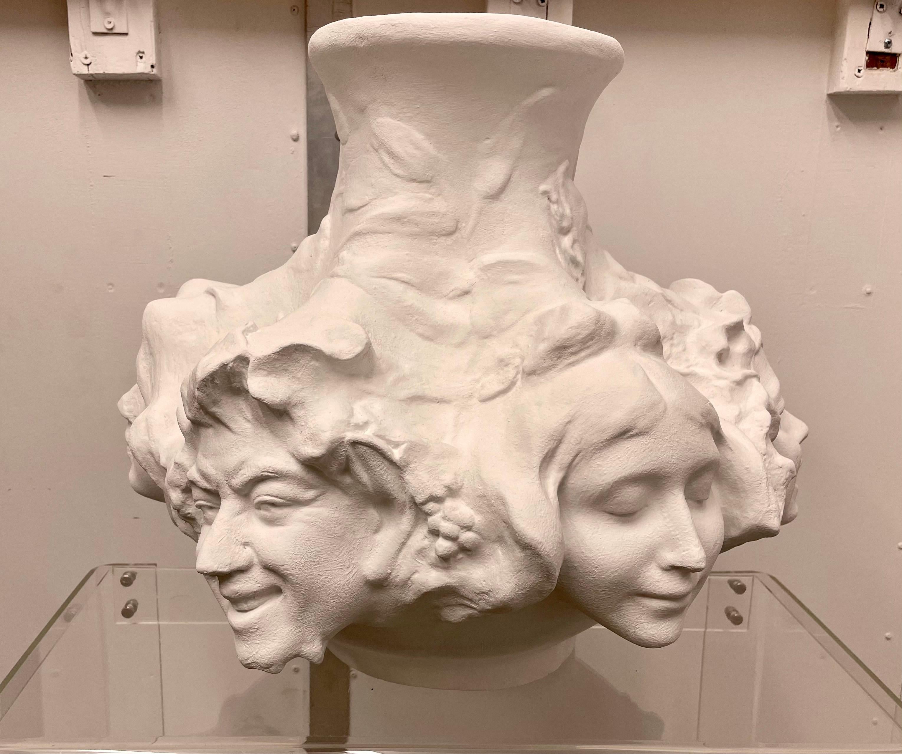 Si tratta di un fenomenale vaso in stucco Art Nouveau di grandi dimensioni con sei (6) maschere/facce che emergono in rilievo da un fogliame profondo.  Firmato sul lato inferiore, Antonnin Larroux (1859-1937).  Rifinito con una morbida tonalità di