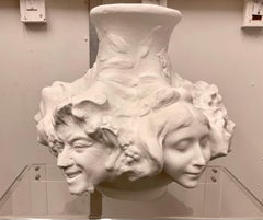 Antonin Larroux (1900) Jarrón de estuco Art Nouveau con máscaras alegóricas en relieve