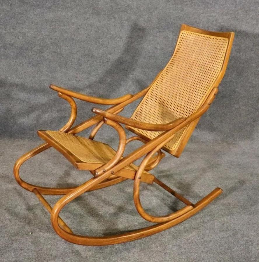 Chaise à bascule magnifiquement construite par Antonin Suman. De longues tiges de bois, courbées pour former l'armature, et du rotin tressé pour l'assise et le dossier.
Veuillez confirmer le lieu NY ou NJ
