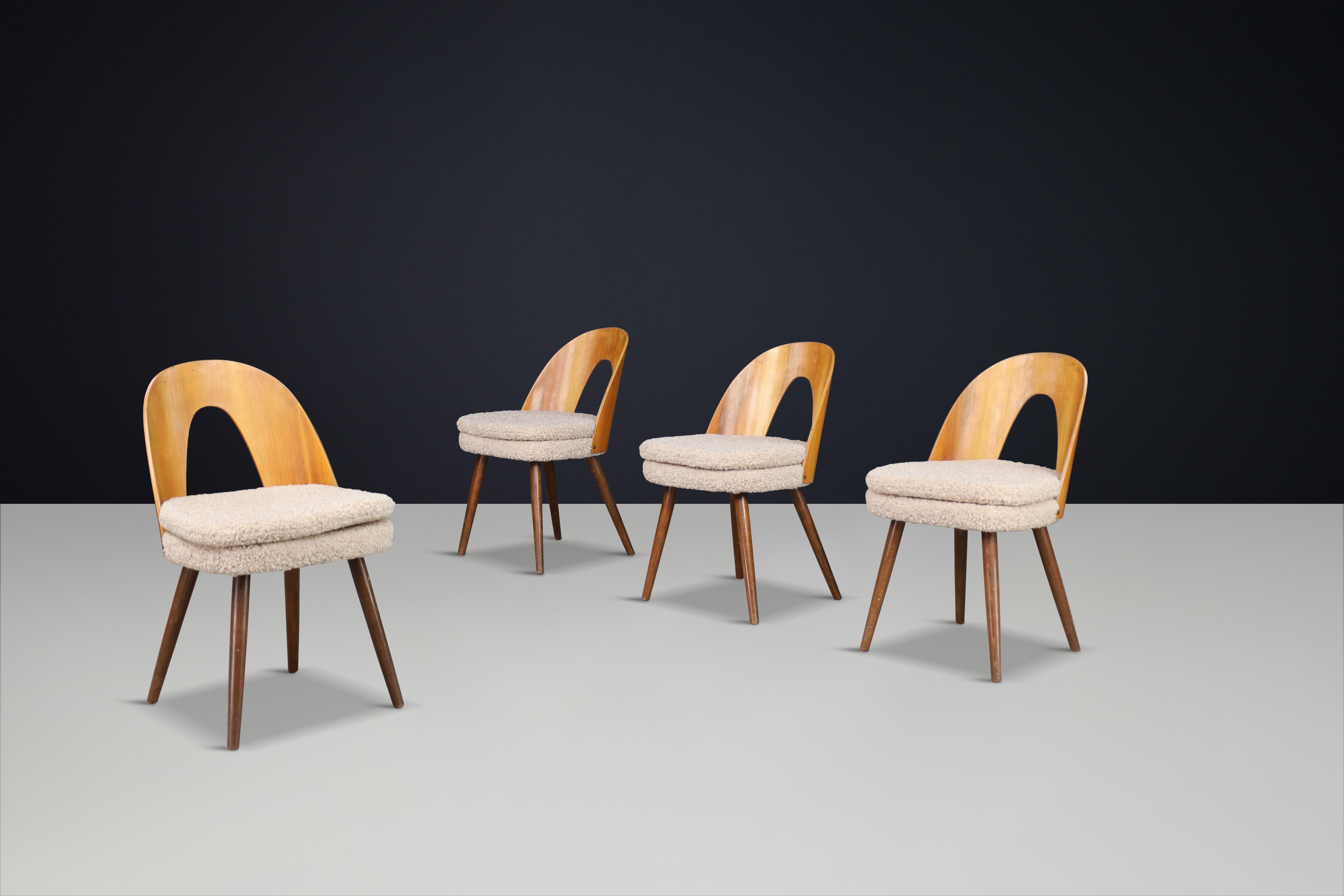 Antonin Suman per Tatra Sedie da sala da pranzo in noce e imbottitura in Teddy, Repubblica Ceca 1960

L'elegante set di quattro sedie per sala da pranzo Tatra in noce è un classico esempio di design cecoslovacco di metà secolo. Progettato da Antonin