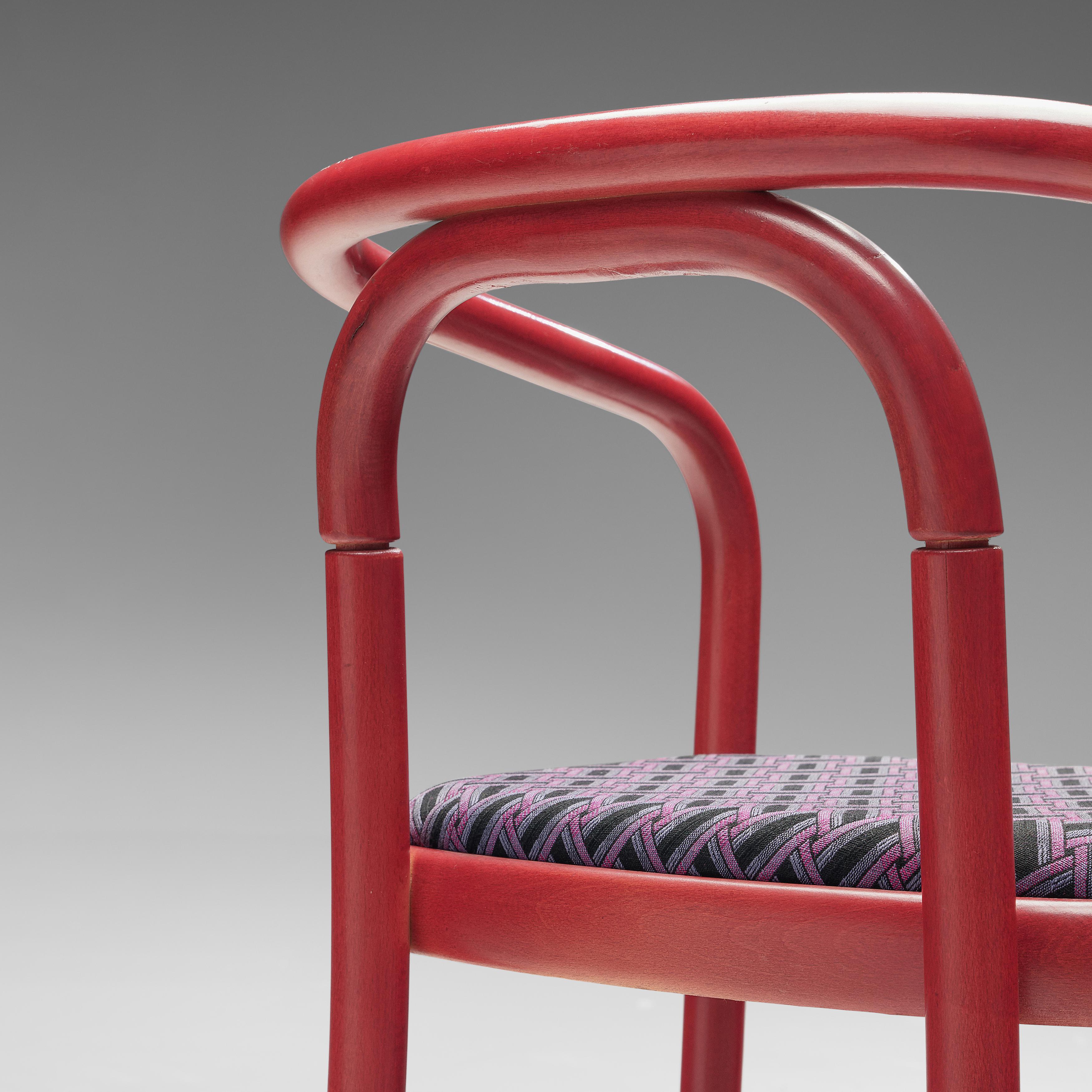 Mid-Century Modern Antonín Šuman pour TON Chaises de salle à manger avec armatures rouges et tapisserie à motifs en vente