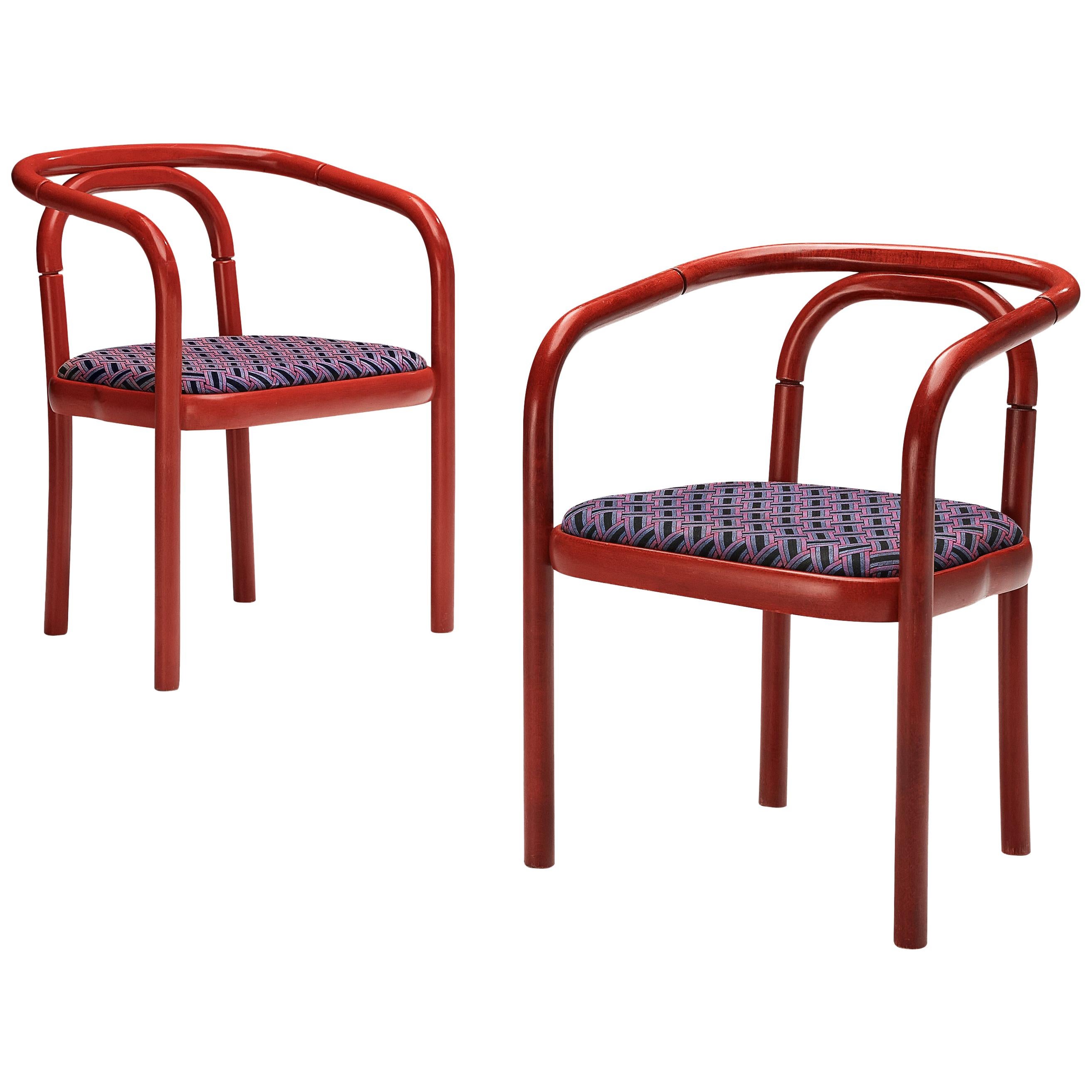 Antonin Suman für TON: Esszimmerstühle mit roten Rahmen und gemusterter Polsterung