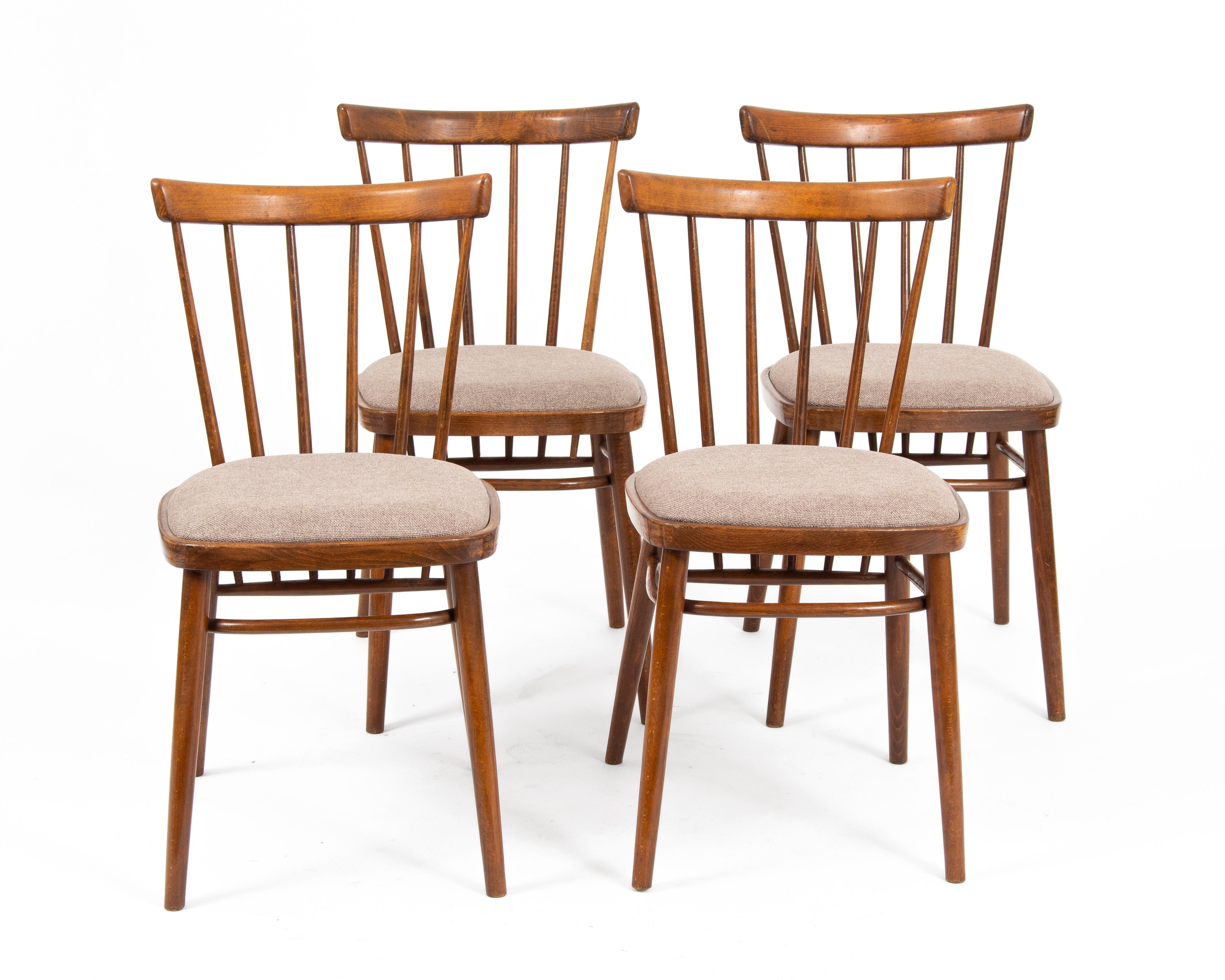 Ensemble de chaises tchécoslovaques modernes du milieu du siècle.
Conçu par Antonín Šuman, fabriqué par Tatra dans les années 1970.