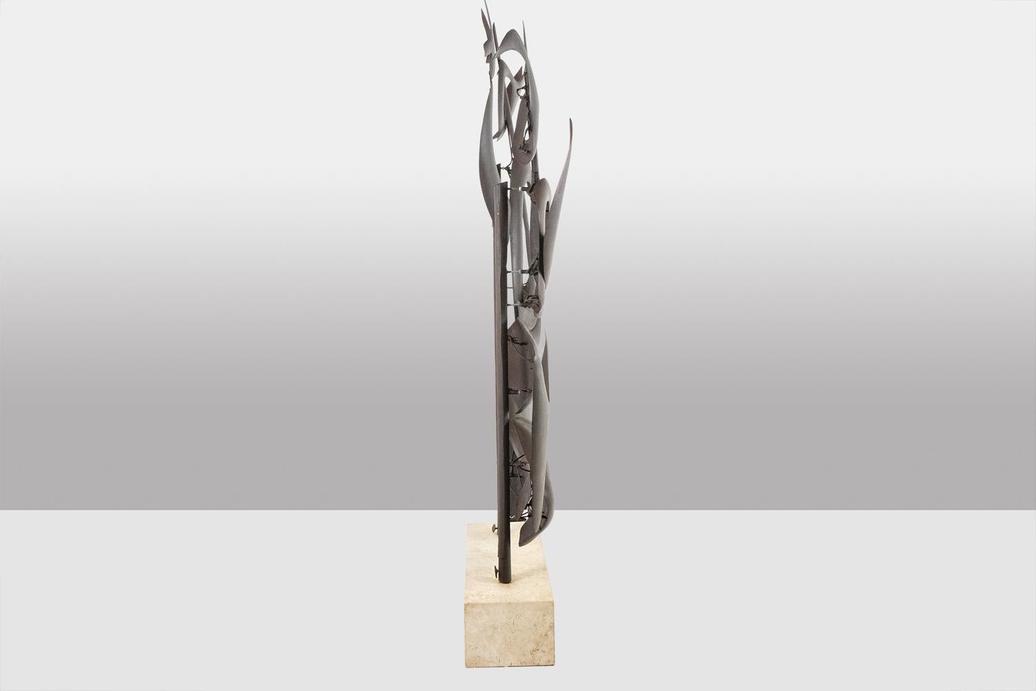 Antonine de Saint Pierre. Gebogene Metallskulptur. Zeitgenössische Arbeit. im Zustand „Hervorragend“ im Angebot in Saint-Ouen, FR