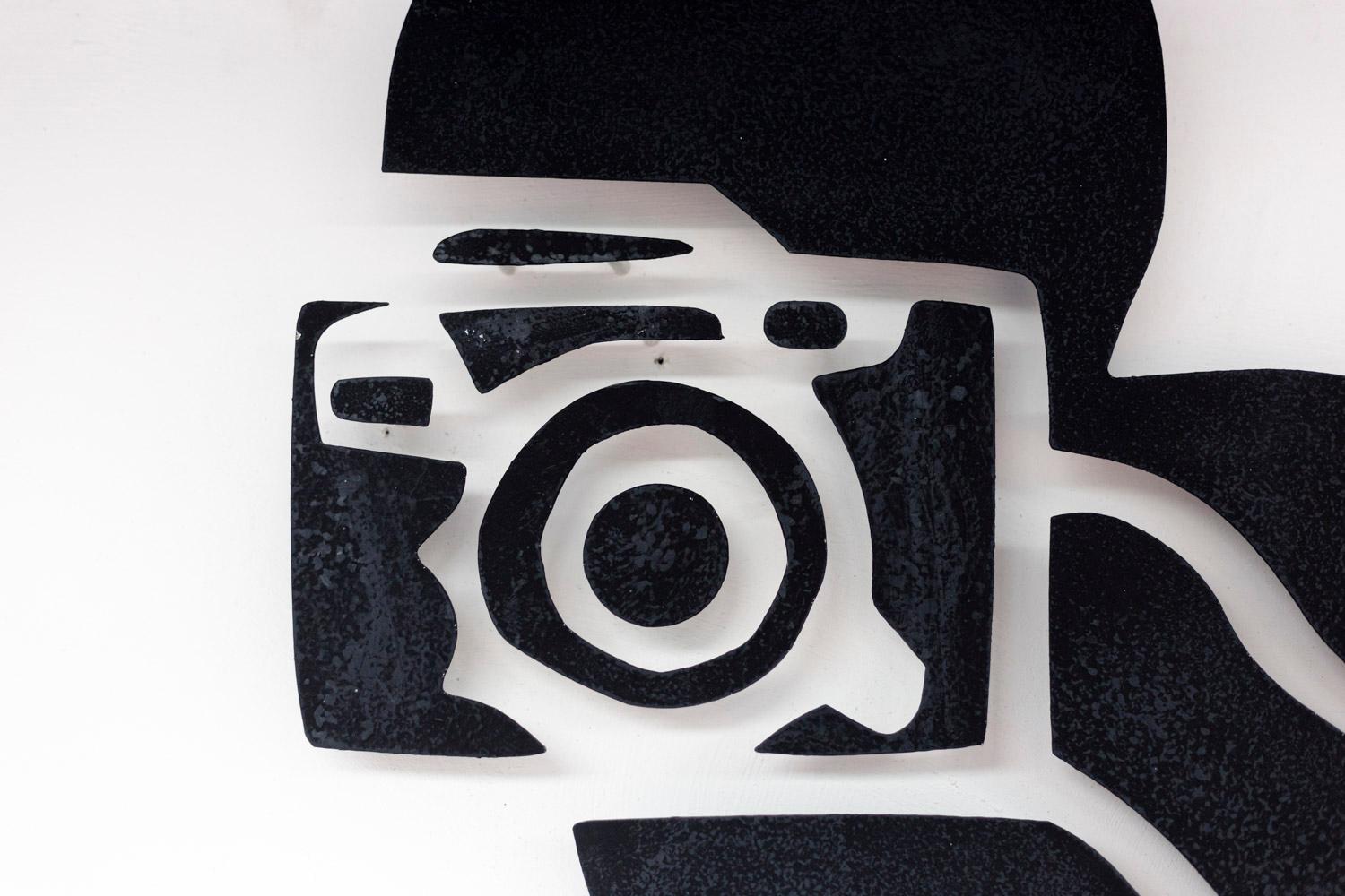 Antonine de Saint-Pierre, signed.
Bas-relief named “Paparazzi” in black lacquered metal on white background figuring 5 characters taking pictures with their cameras in a Pop Art style.

French contemporary work.

Signed, named and numbered E.A.