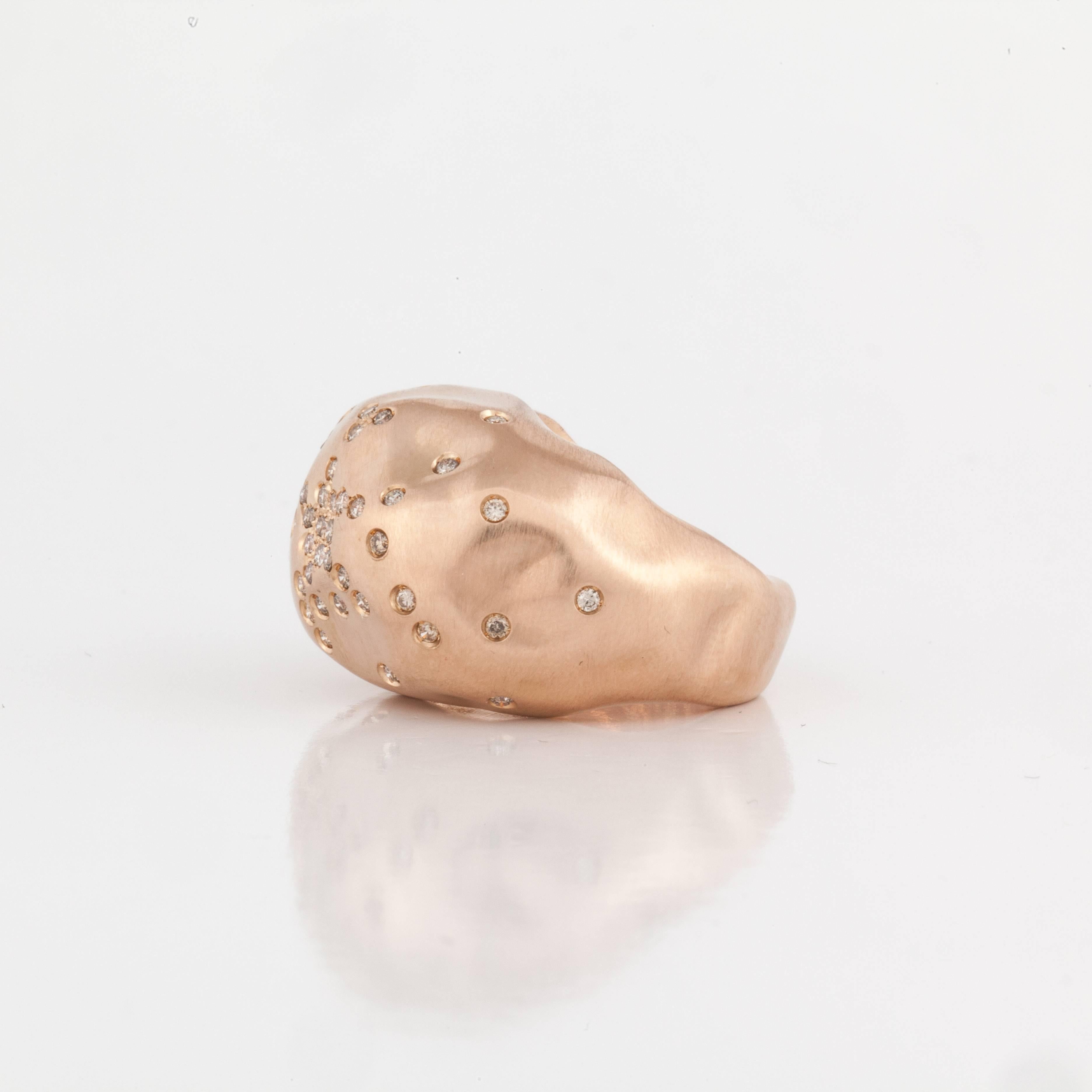 Taglio rotondo Anello Antonini con cupola di diamanti in oro rosa 18 carati