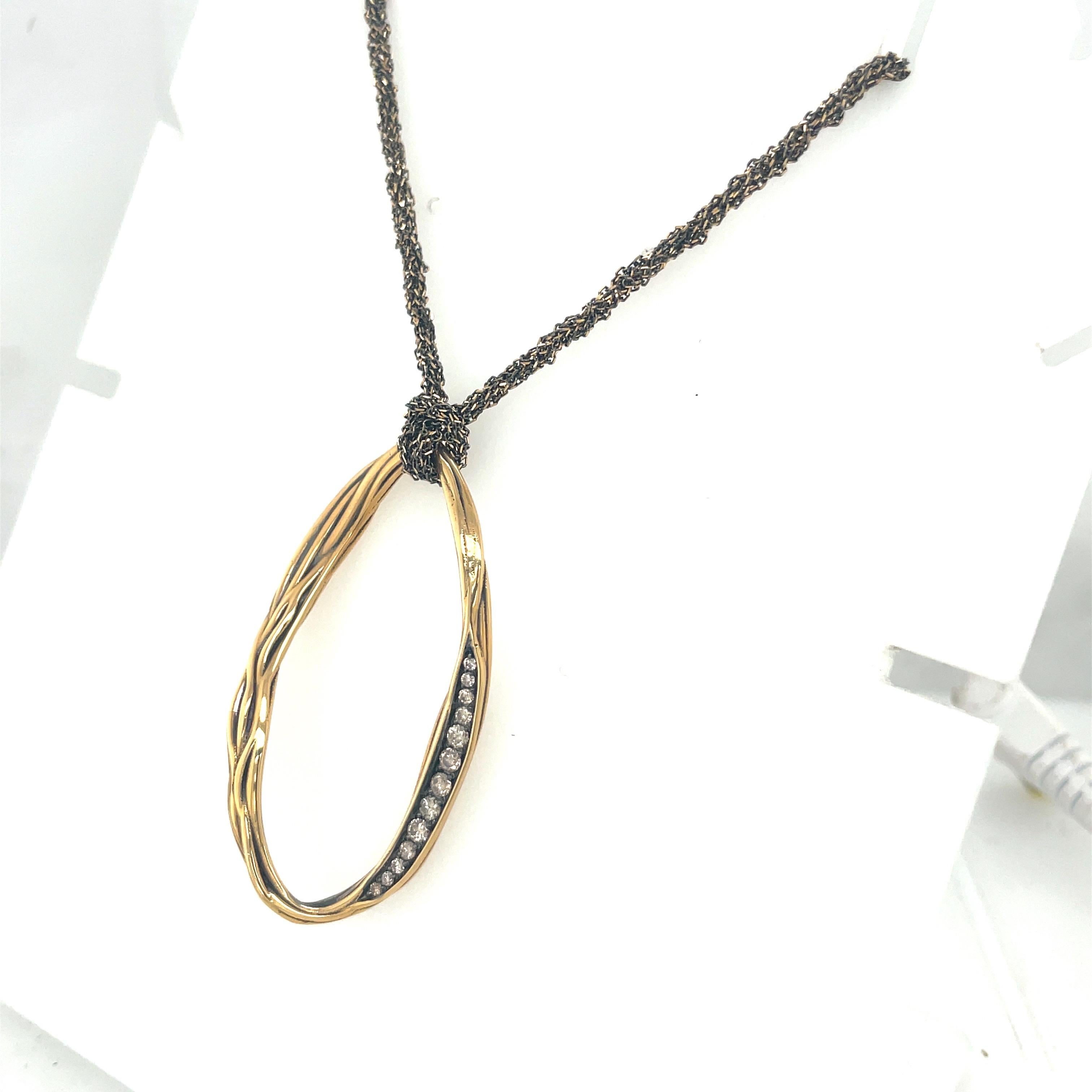 Since 1919, ANTONINI has been creating timeless jewellery using top-quality craftsmanship and sophisticated designs.
This 18 karat yellow gold pendant necklace is a perfect example of their unique style. An organic oval shape is set with 0.29 carats
