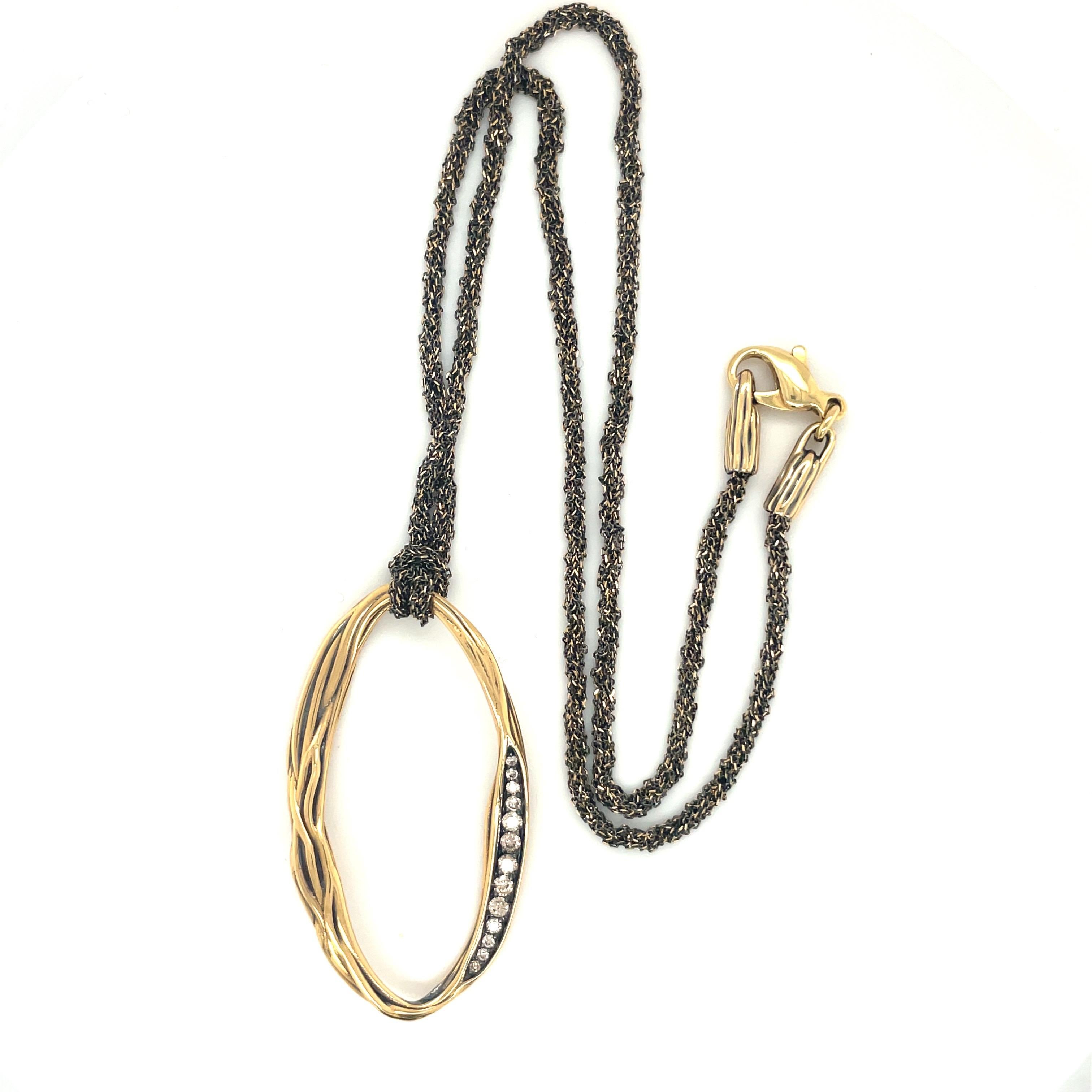 Taille ronde Antonini Pendentif ovale en or jaune 18 carats avec diamants bruns 0,29 carat en vente