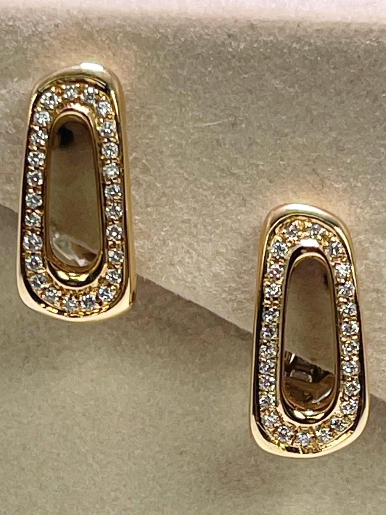 Stunning Antonini estate earrings made with natural diamonds in 18KT yellow gold. The backing is a secure and comfortable omega closure.
Earrings will come with a box and certificate of authenticity. Earrings are approximately half an inch